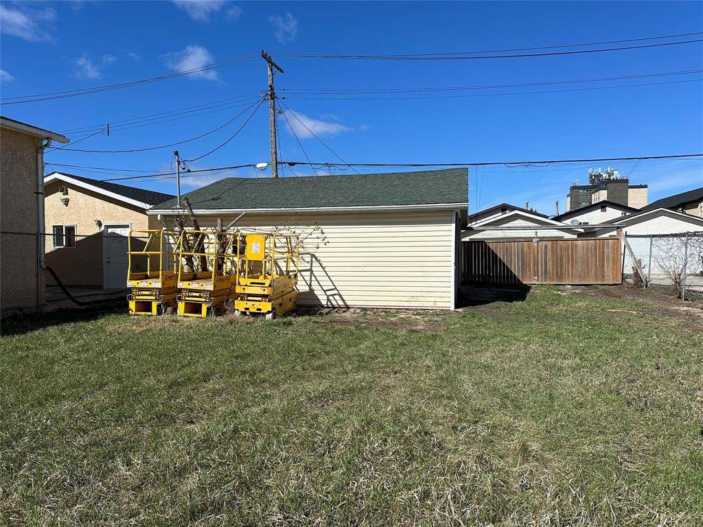 Winnipeg, MB R2R 0C7,1829 Elgin AVE