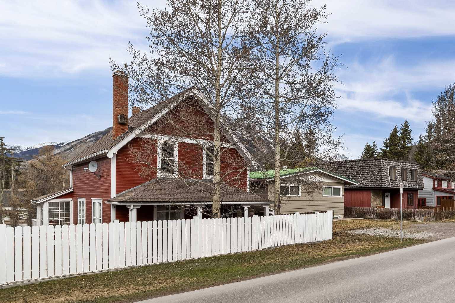 203 Otter ST, Banff, AB T1L 1A3