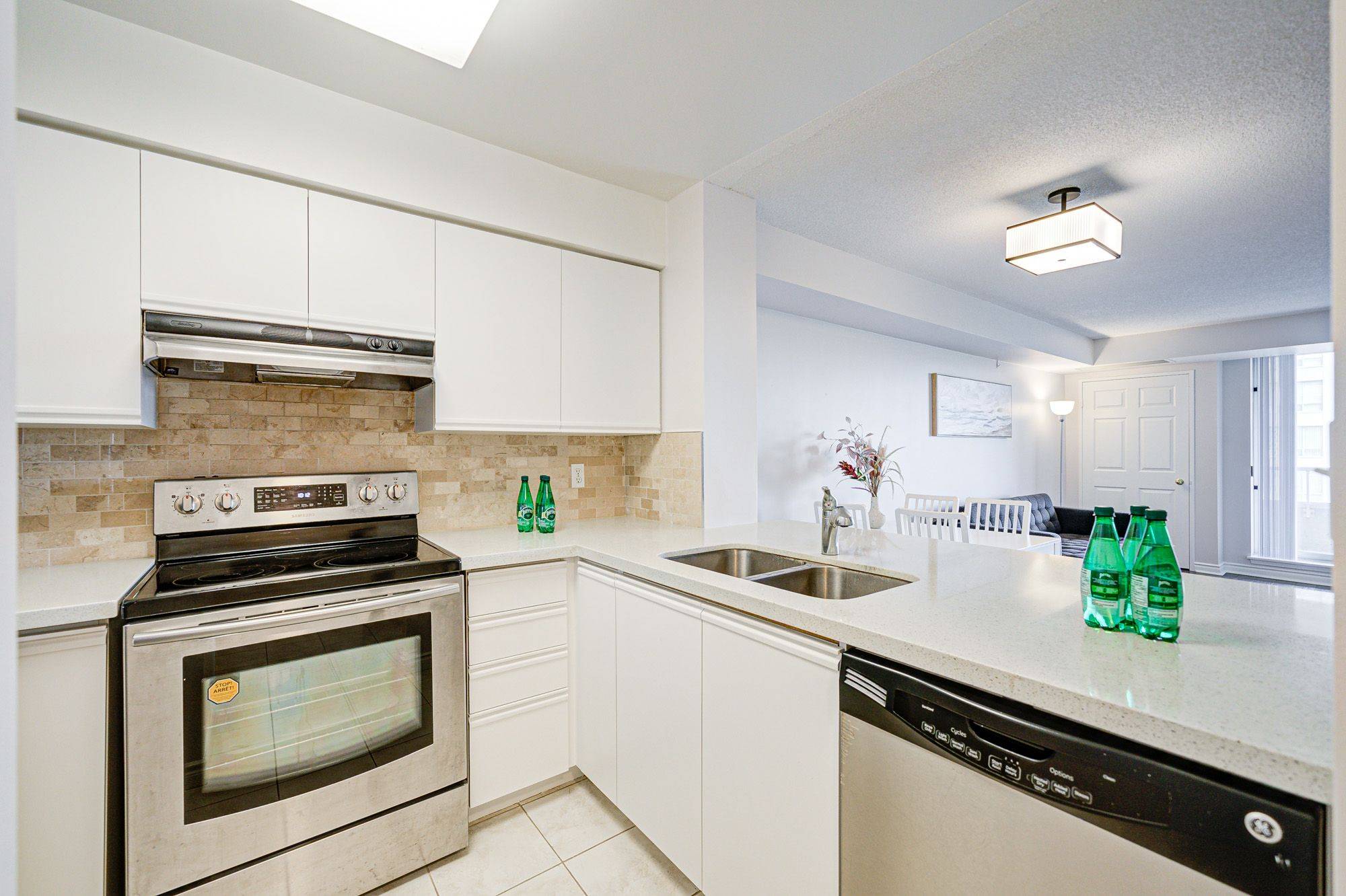 Toronto C14, ON M2N 6T3,35 Empress AVE #901
