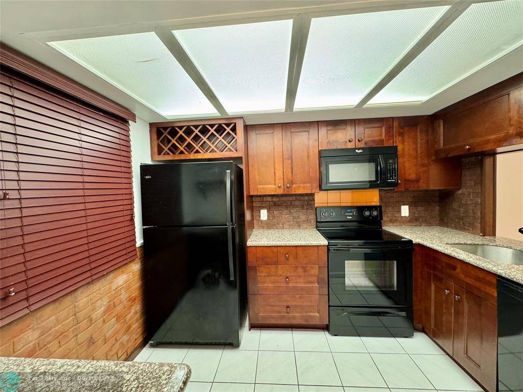 Oakland Park, FL 33309,116 Royal Park Dr  #1D