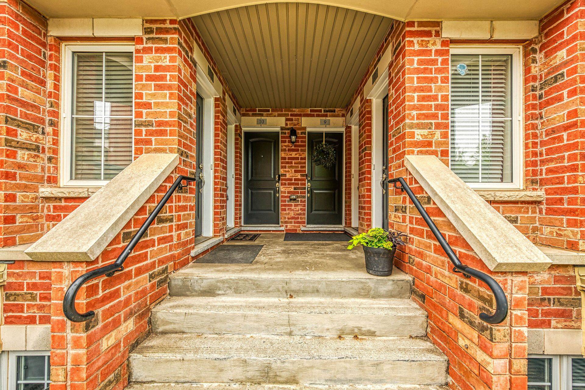 Oakville, ON L6H 0J1,35 Hays BLVD #11