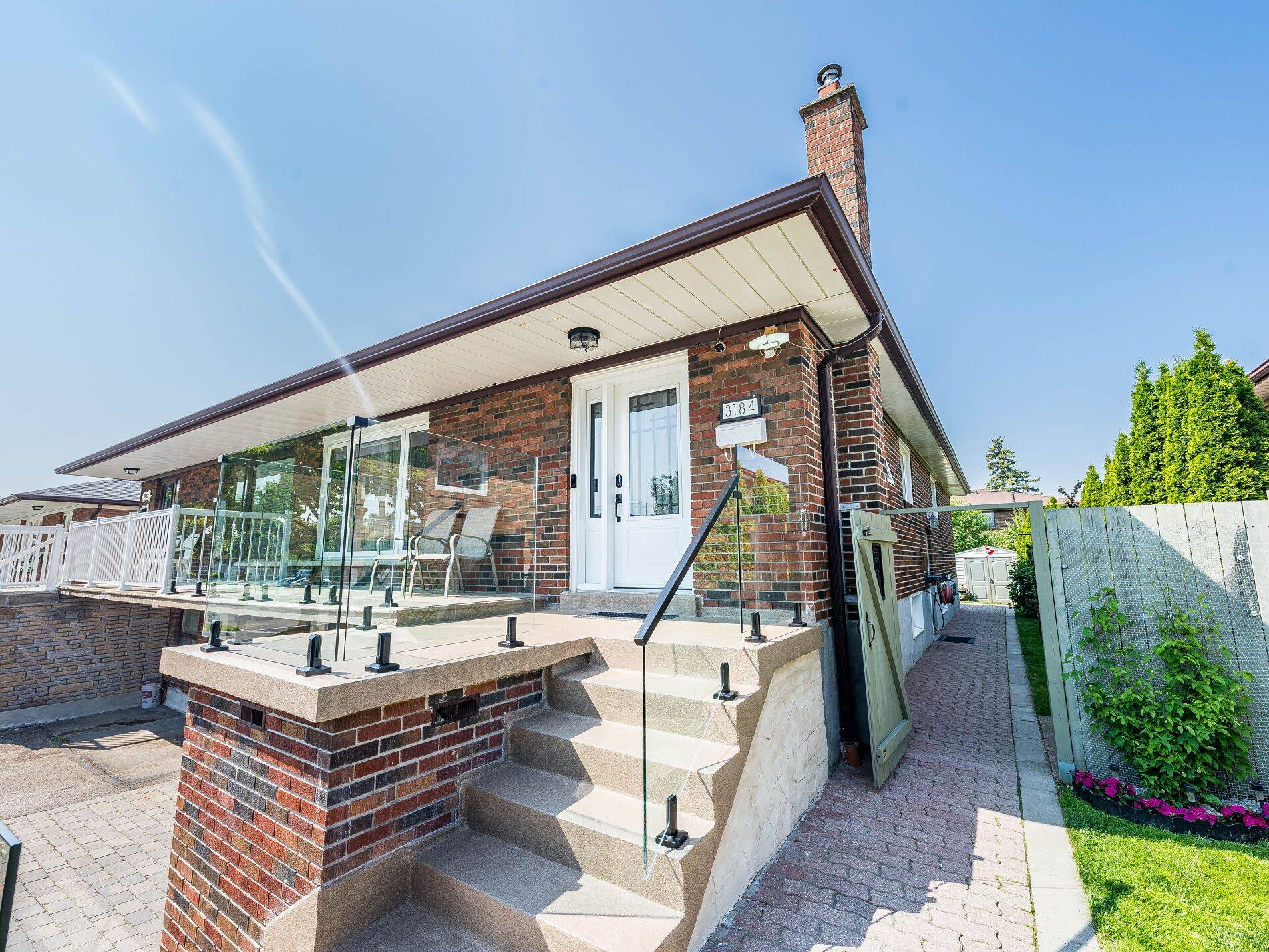Mississauga, ON L4X 2K4,3184 Sunnyhill DR