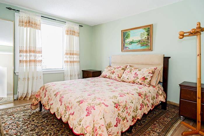 Beacon Hill North - South And Area, ON K1J 7B4,986 LAPORTE ST