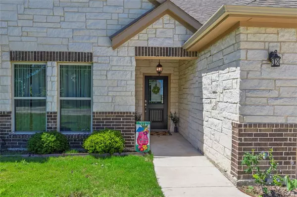 226 Half Moon Way, Runaway Bay, TX 76426