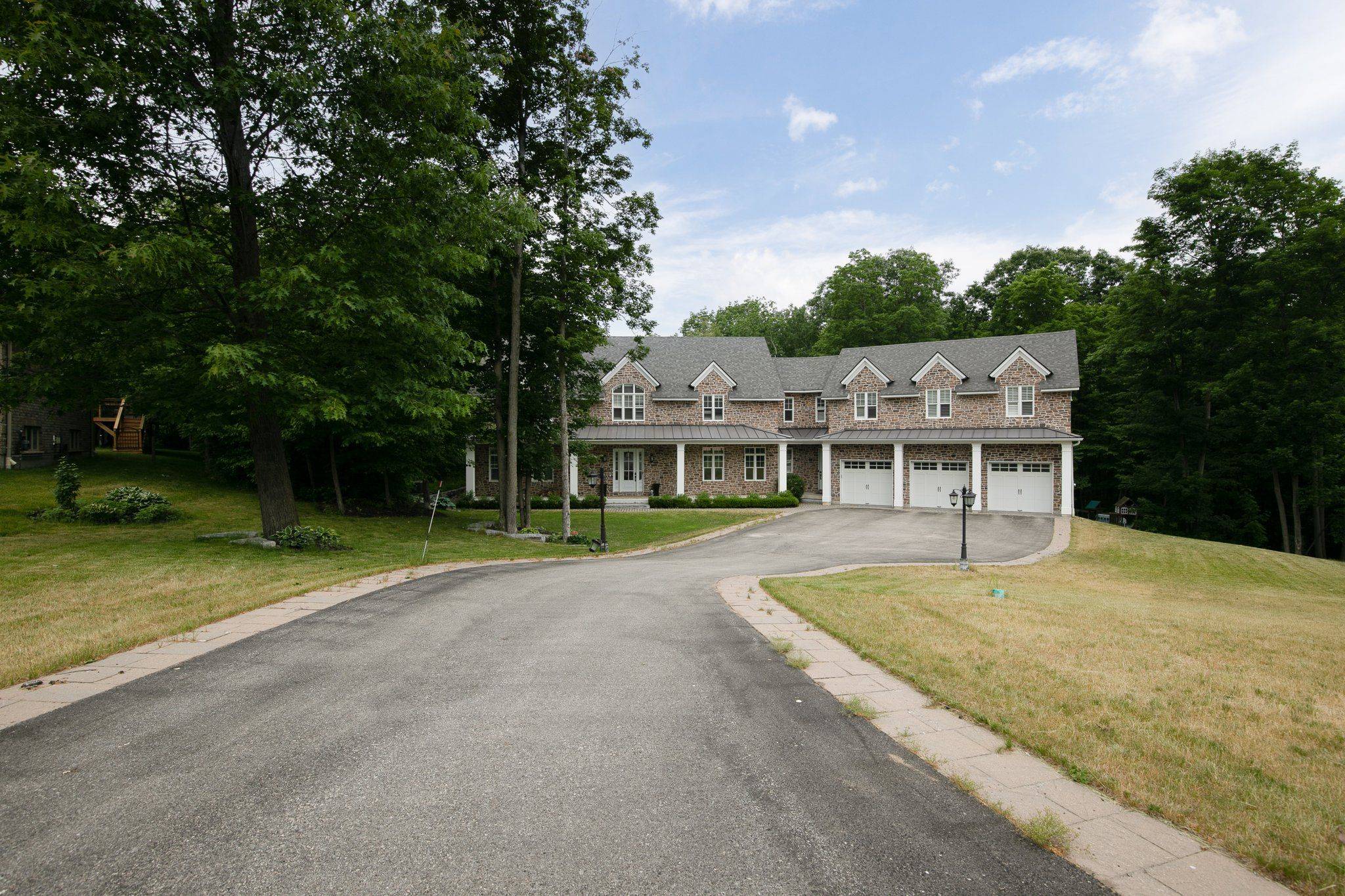 16 Heron BLVD, Springwater, ON L9X 0J1
