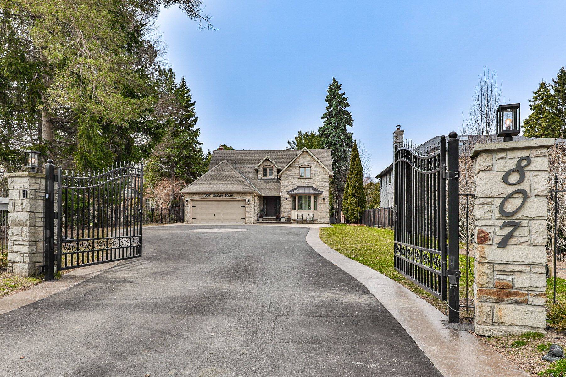 807 Indian RD, Mississauga, ON L5H 1R4