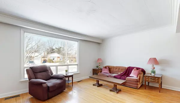 Toronto W07, ON M8Z 2M8,31 Badger DR