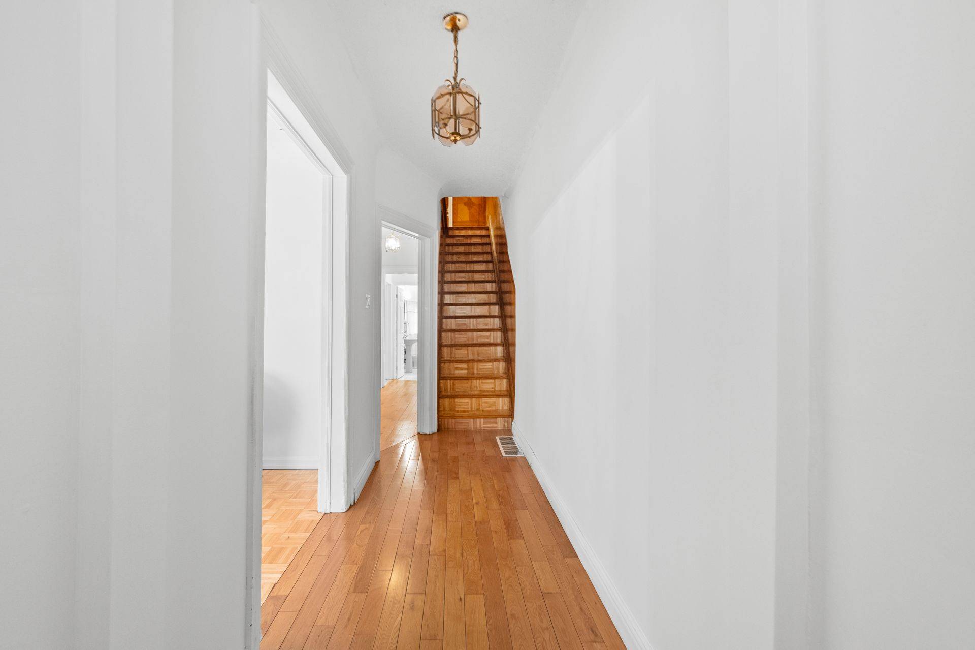 Toronto C01, ON M6J 2P4,92 Bellwoods AVE