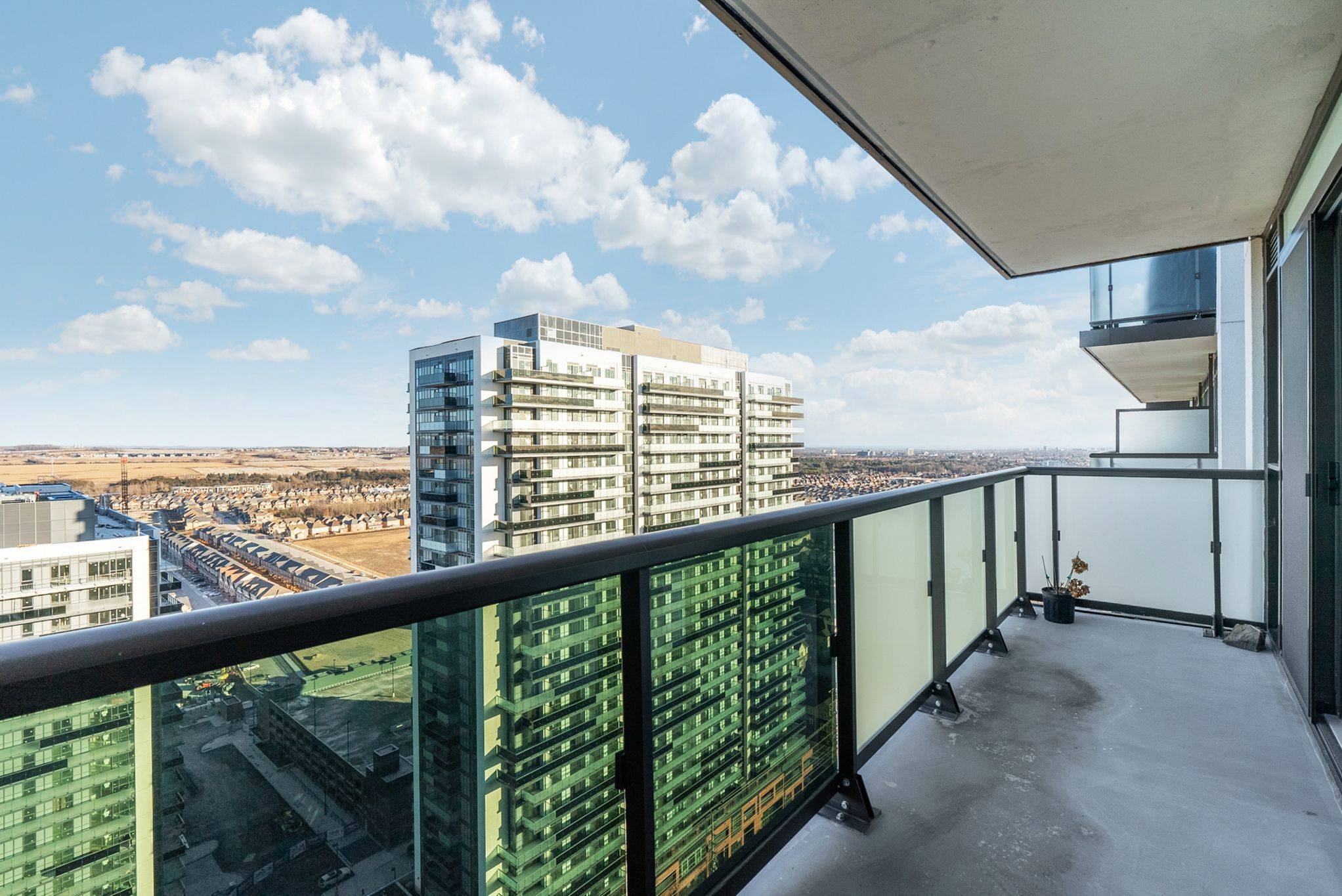 Oshawa, ON L1L 0R5,2550 Simcoe ST N #2509