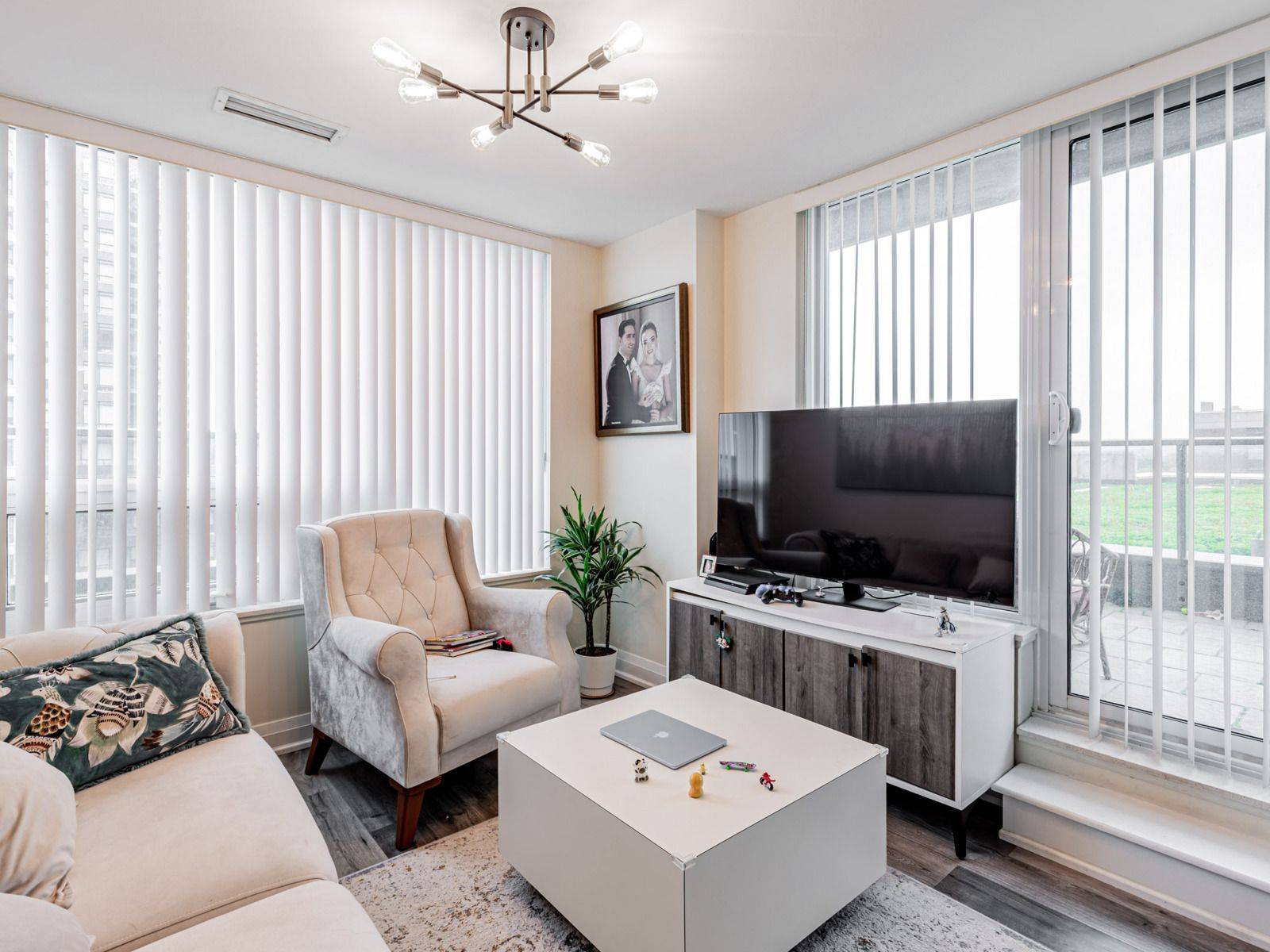Markham, ON L3R 5M5,18 Uptown DR #826