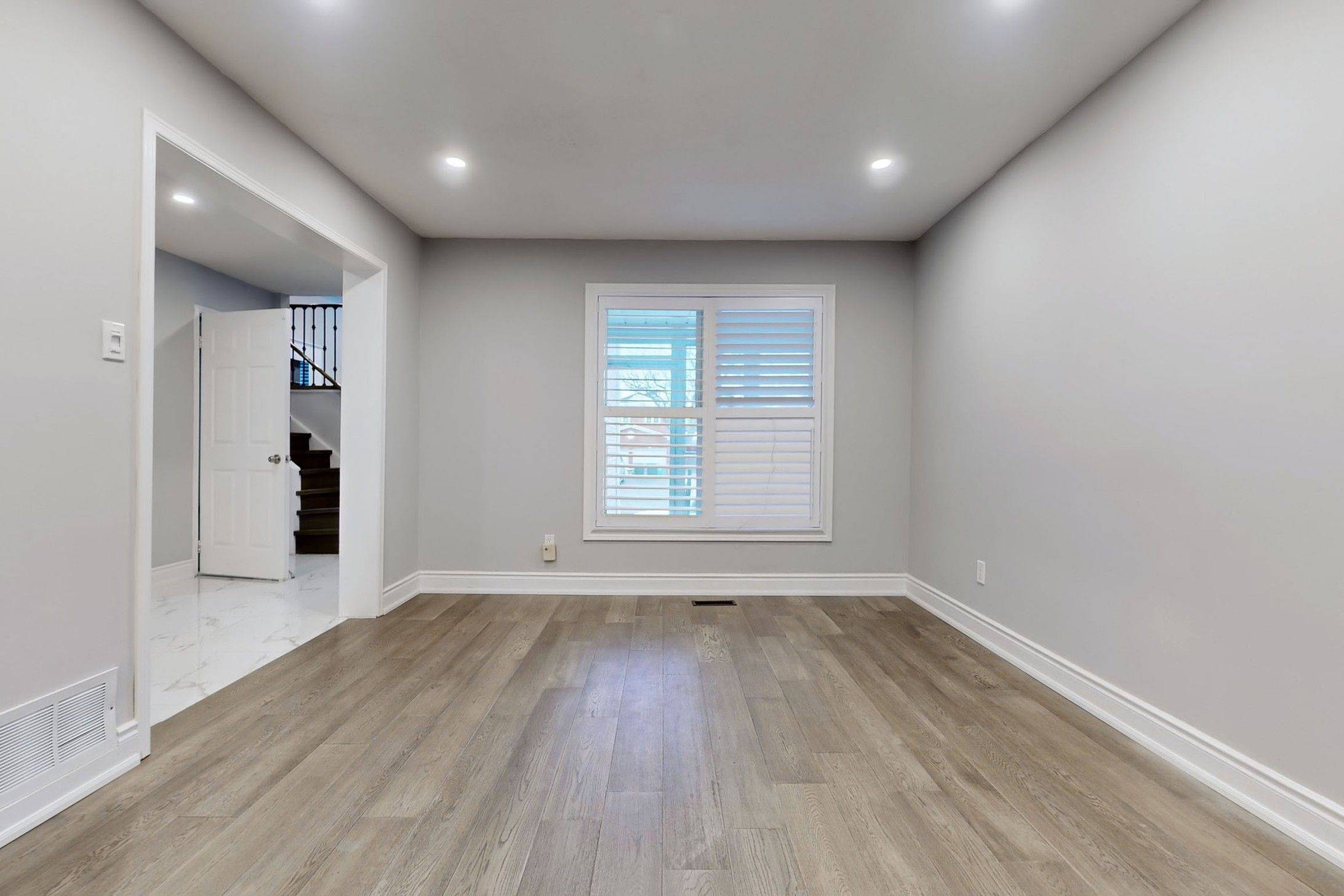 Mississauga, ON L5N 6E1,6521 Warbler LN