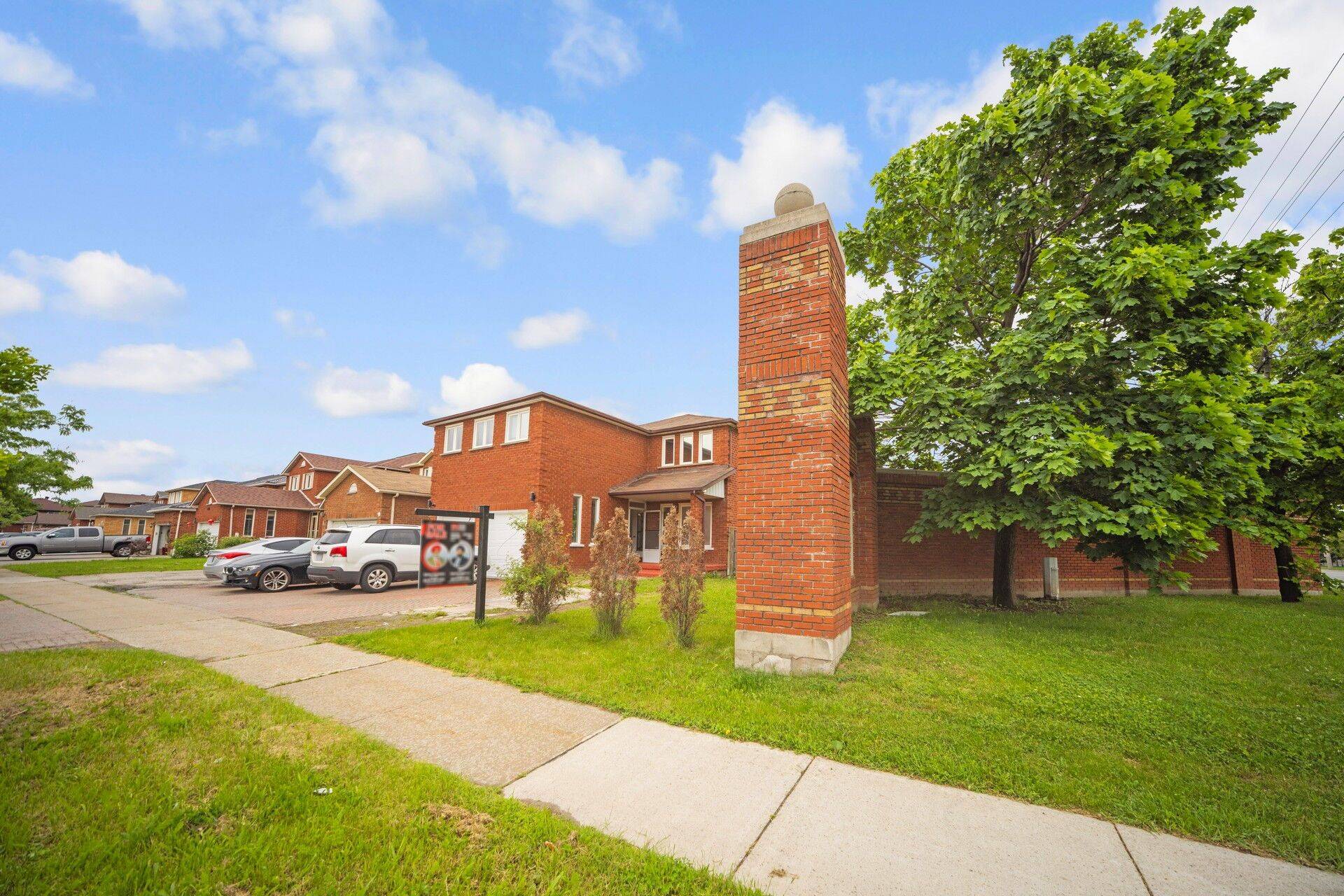 Mississauga, ON L5R 1Z5,692 Huntington Ridge DR