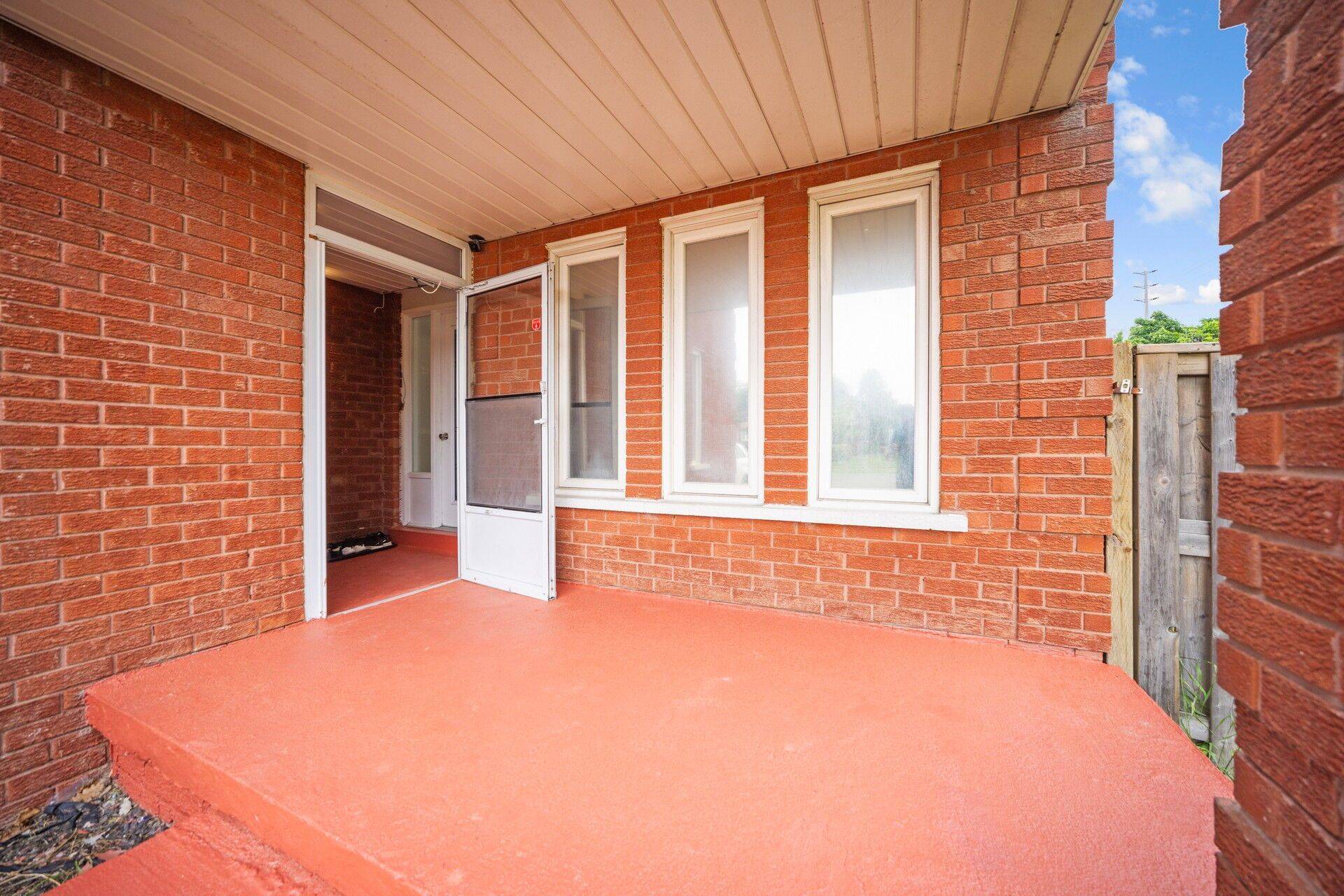 Mississauga, ON L5R 1Z5,692 Huntington Ridge DR
