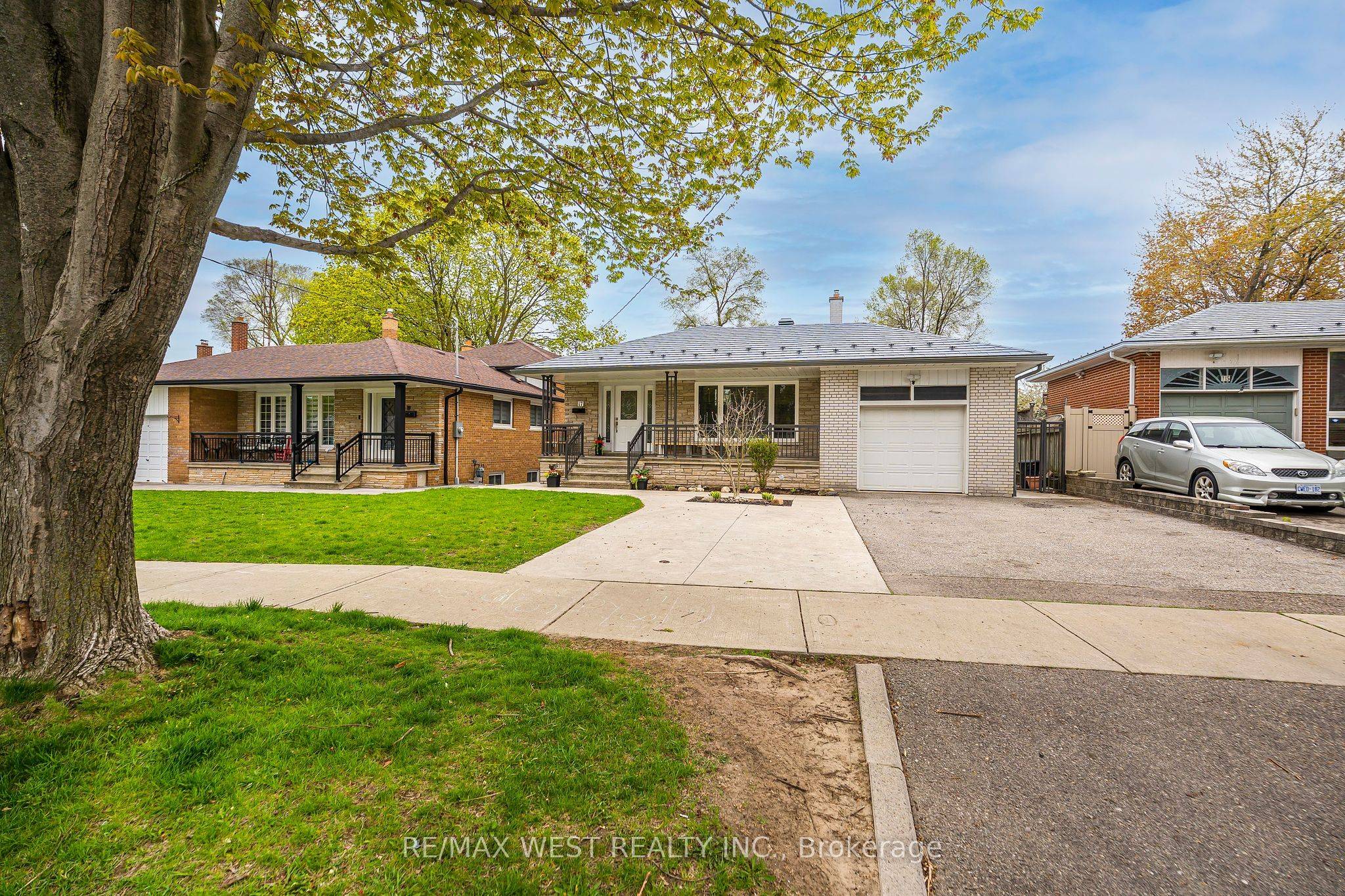 17 Forest Path CT, Toronto W10, ON M9V 1L4
