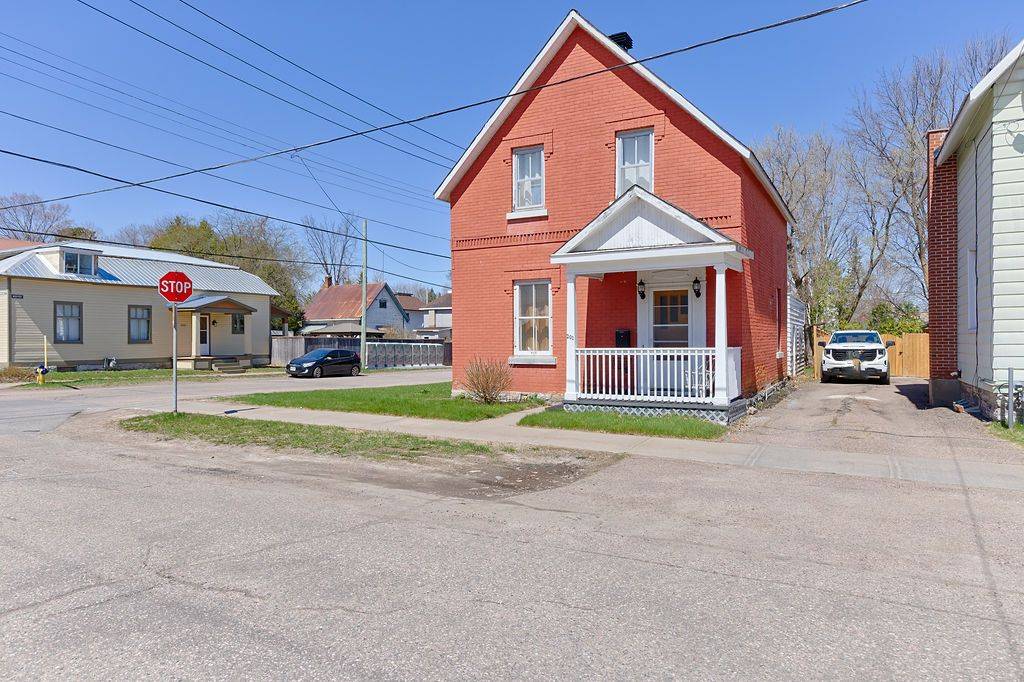 Pembroke, ON K8A 5Y2,201 Welland ST