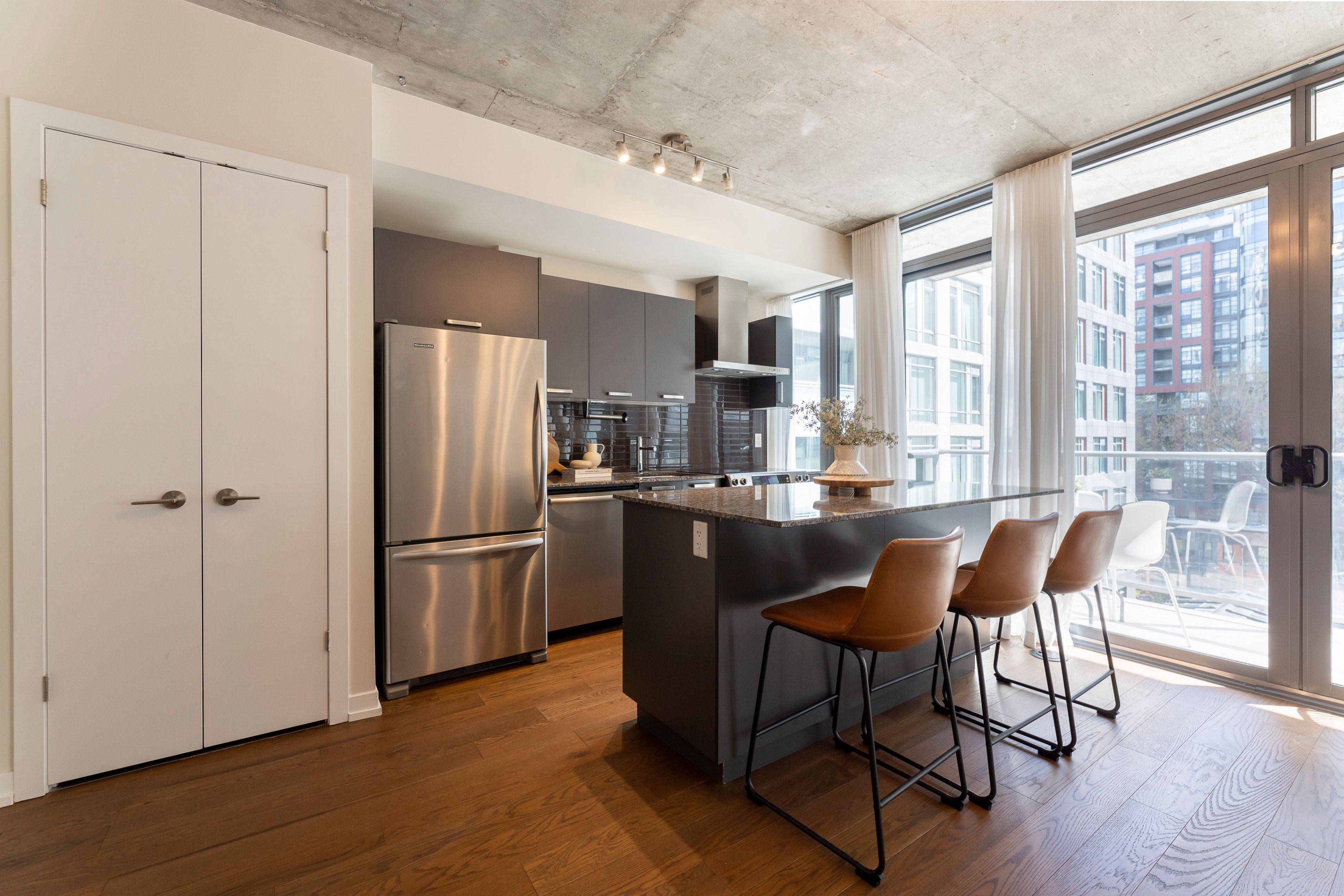 Toronto C01, ON M5V 0H7,95 Bathurst ST #516