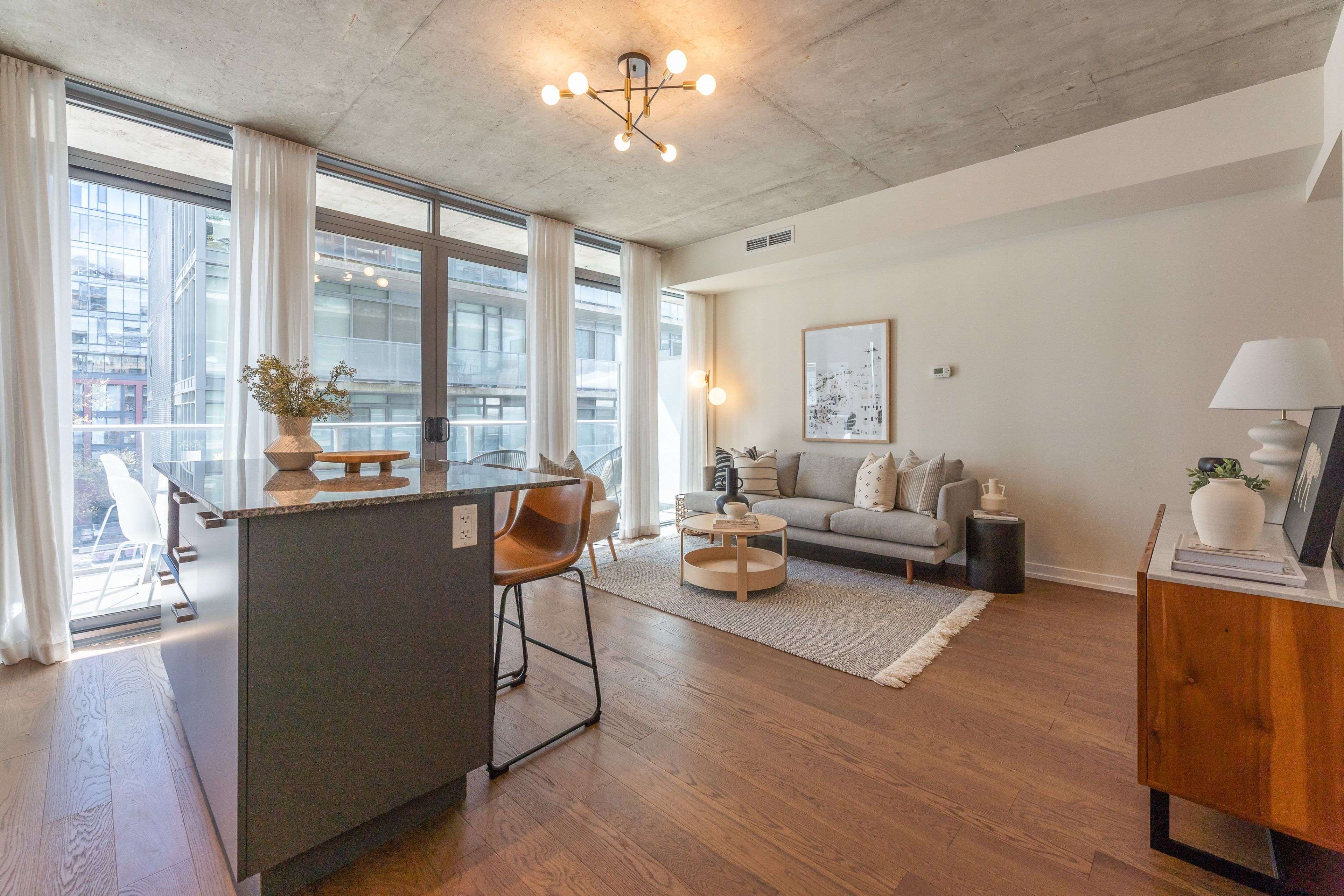 Toronto C01, ON M5V 0H7,95 Bathurst ST #516