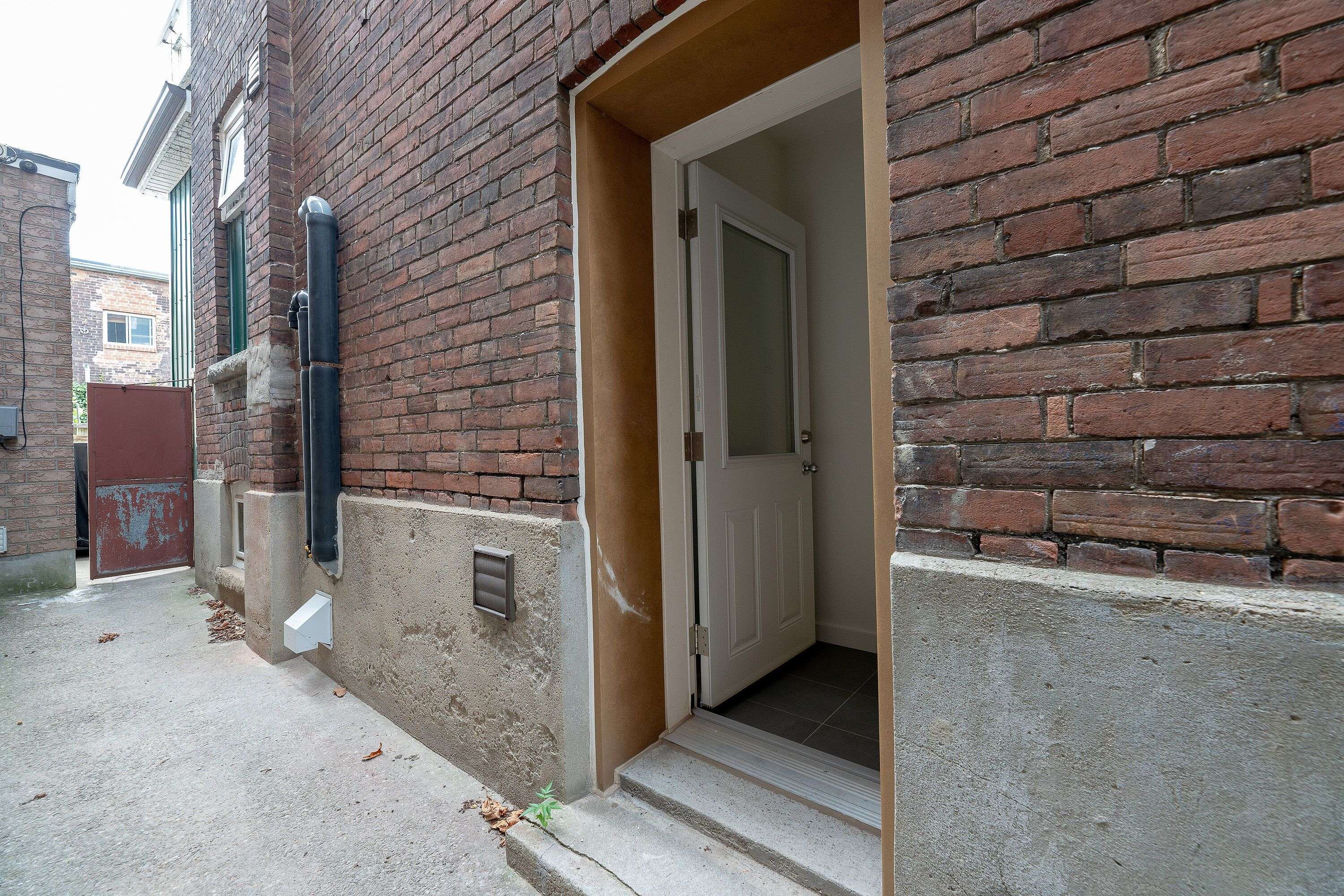 Toronto C01, ON M6J 2K1,301 Euclid AVE #Lower