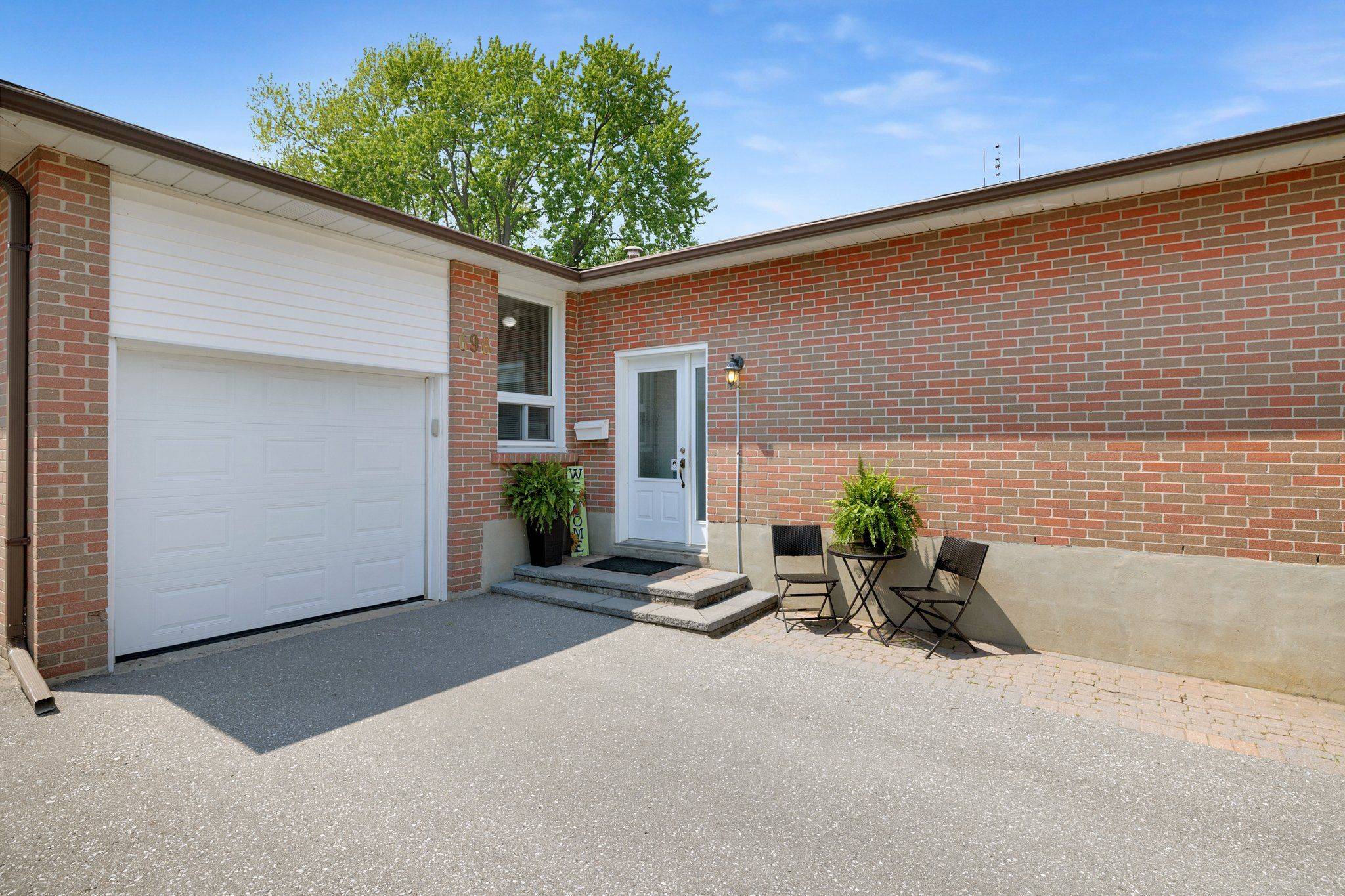 Pickering, ON L1W 2S2,696 Victory DR