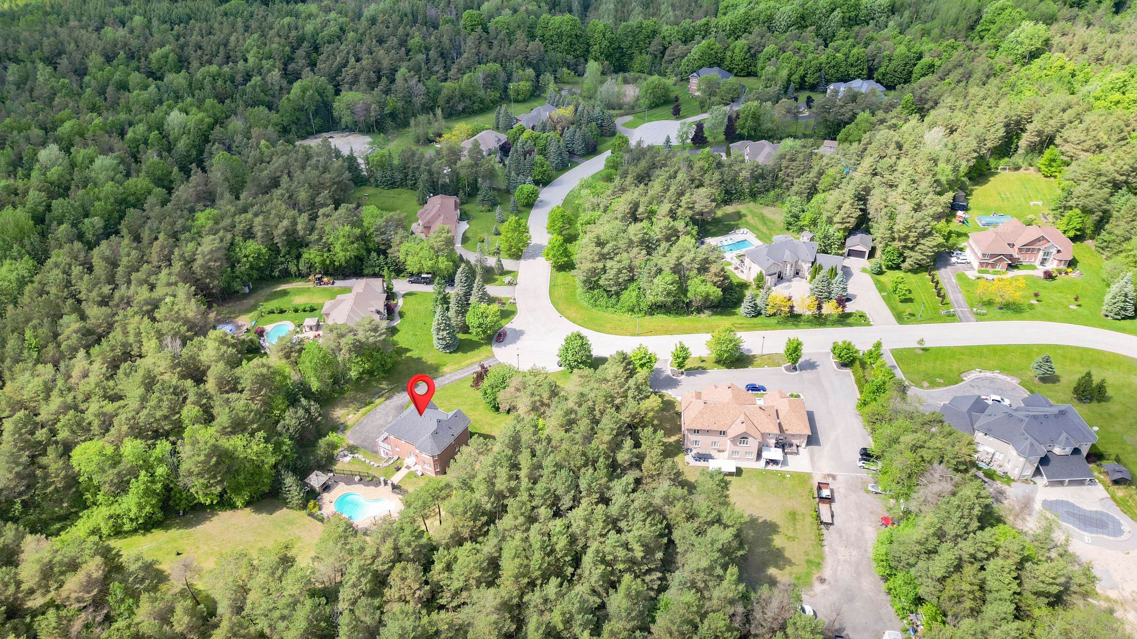 East Gwillimbury, ON L0G 1E0,10 Pine Hills CT