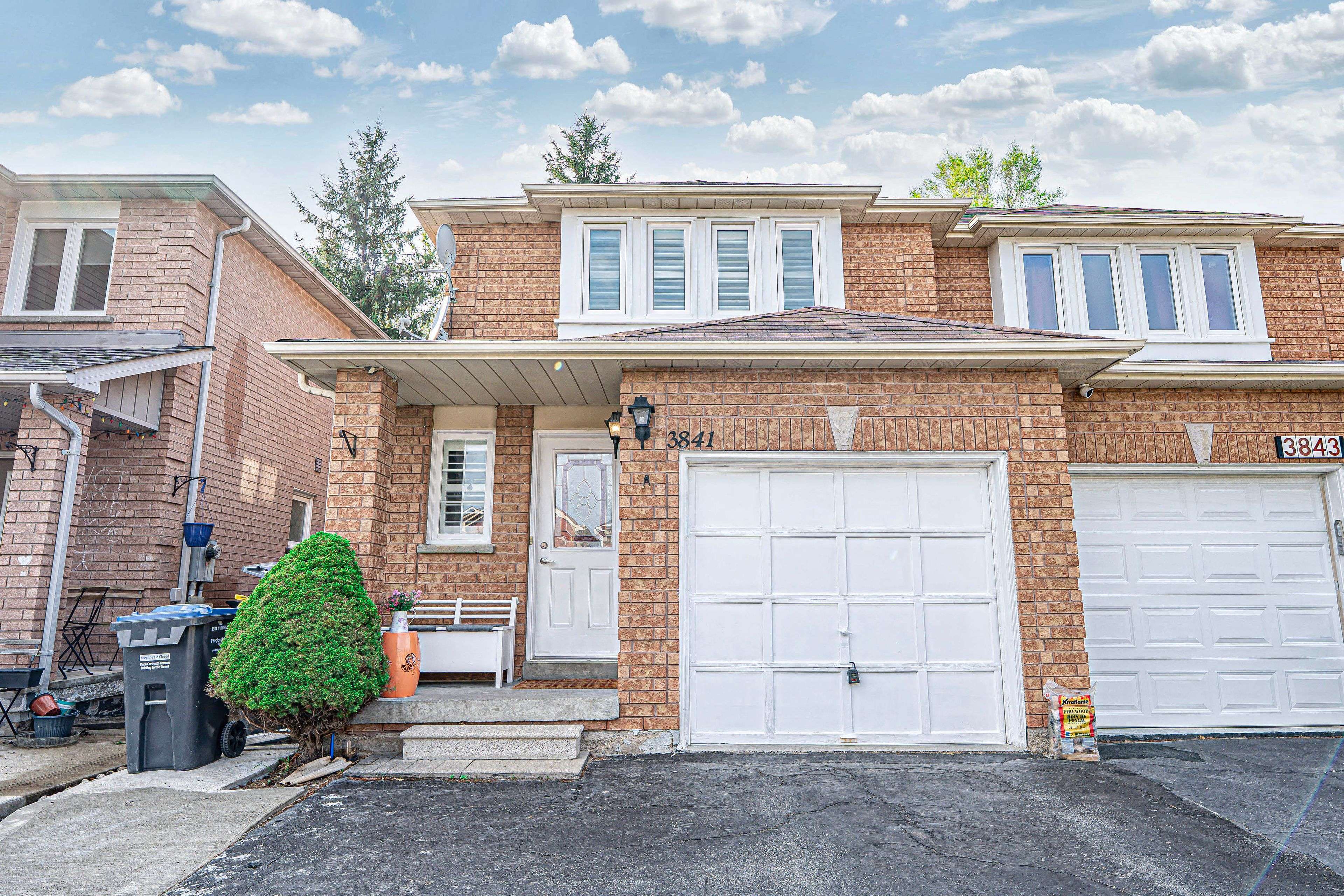 3841 Densbury DR, Mississauga, ON L5N 6Z3