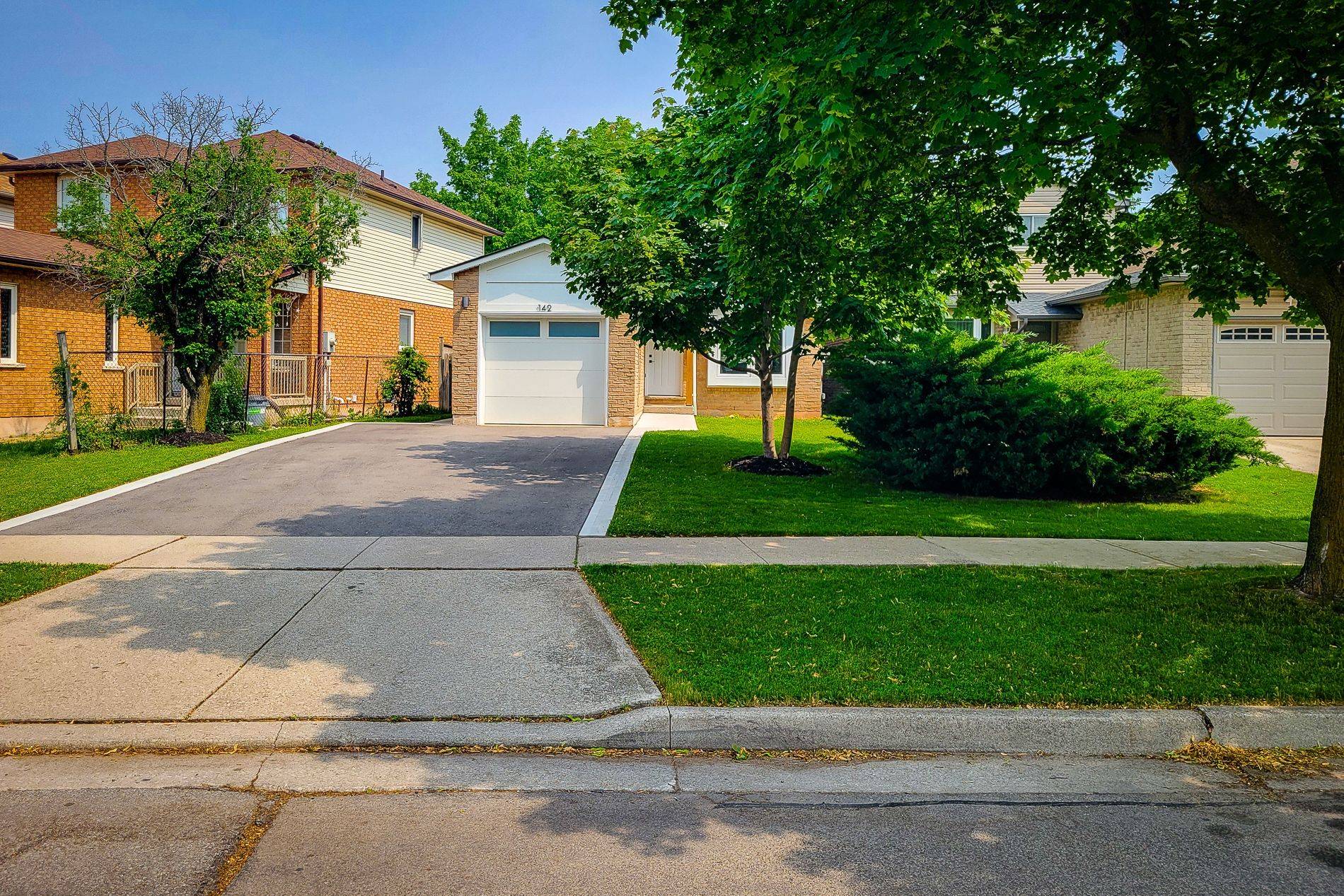 Hamilton, ON L8E 4A4,142 Macintosh DR N