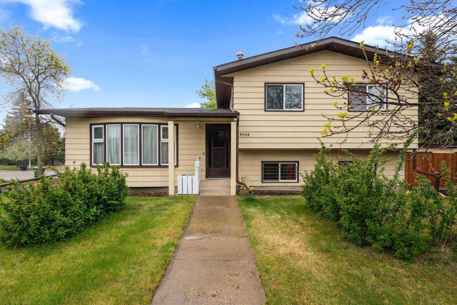 3908 59 Street Close, Camrose, AB T4V 3H1