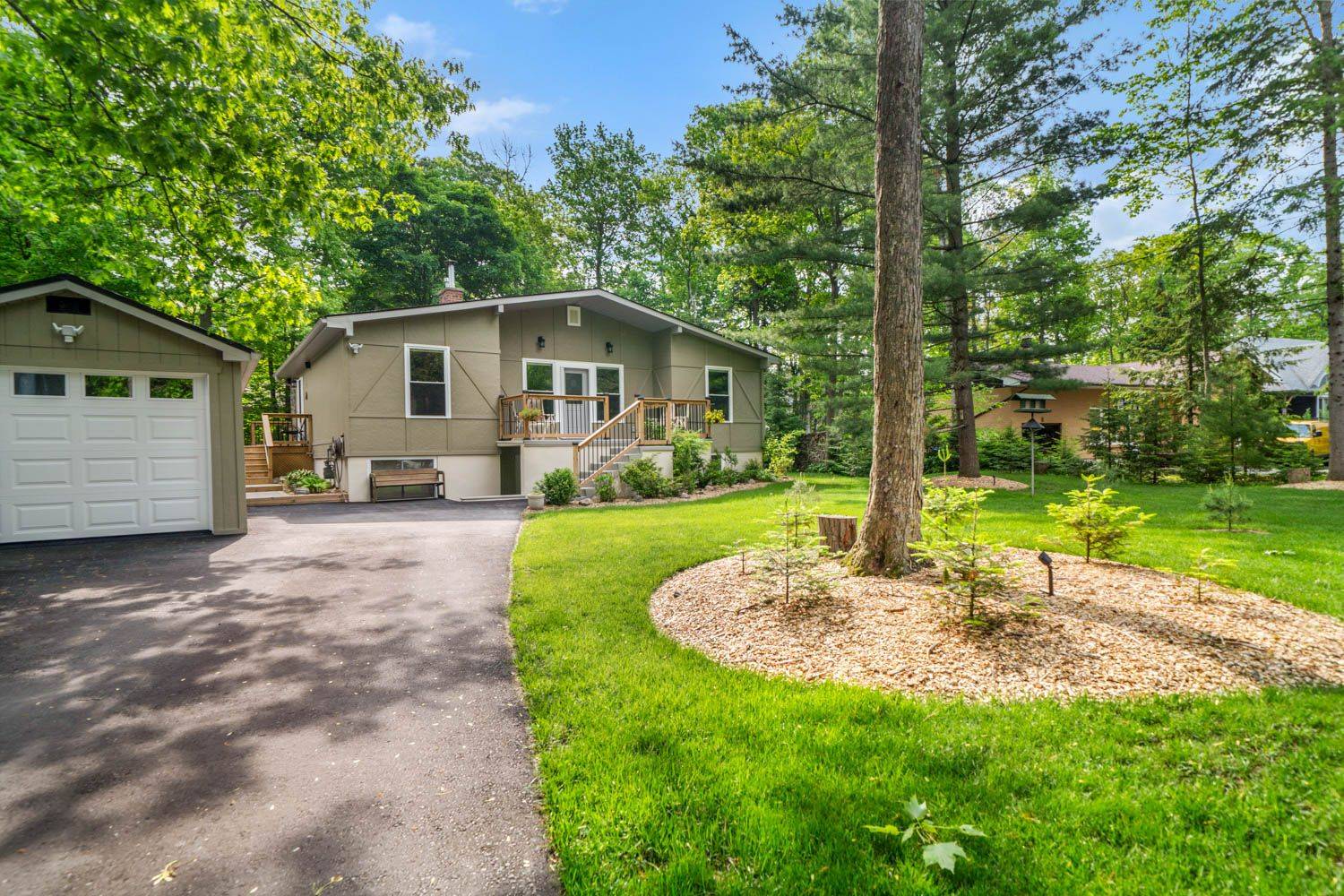 11 Duquette CT, Tiny, ON L9M 0H3