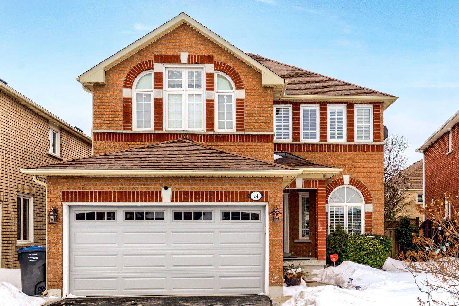 24 Arthurs CRES, Brampton, ON L6Y 4Y2