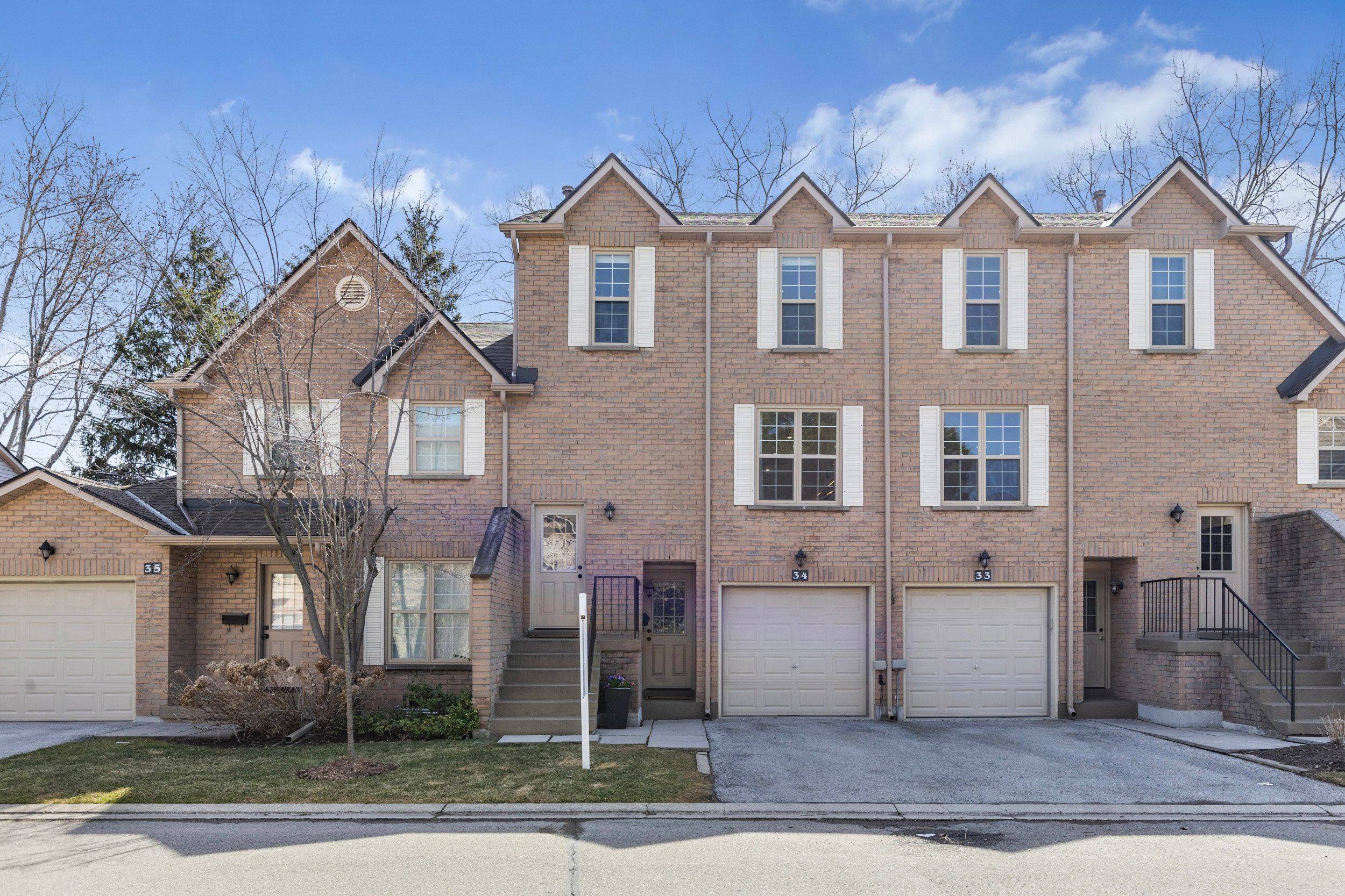 Oakville, ON L6H 5L8,2272 Mowat AVE #34