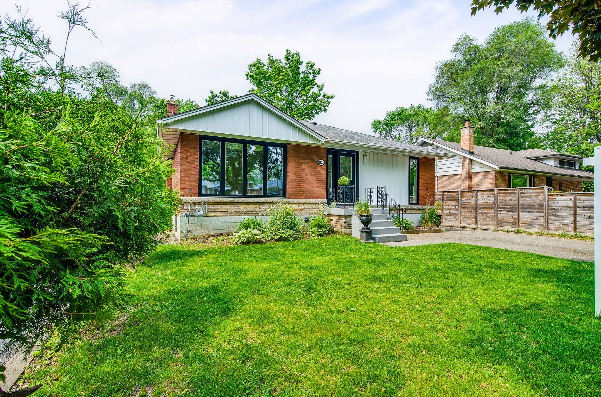 Burlington, ON L7P 2M4,1232 Homewood DR