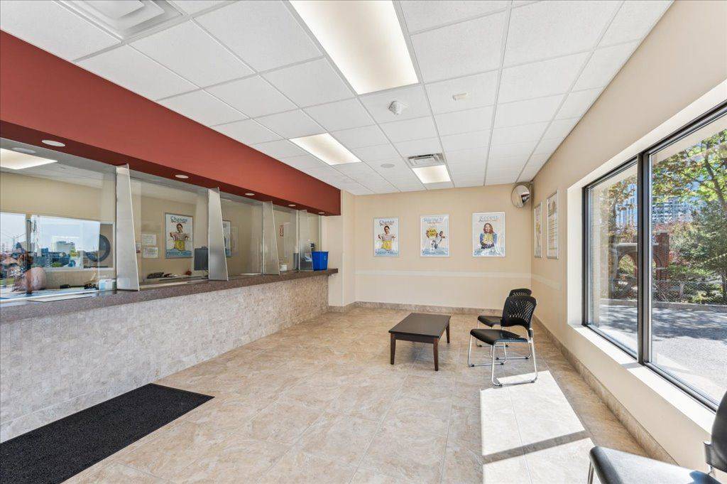 Kitchener, ON N2G 1E1,648 King ST W