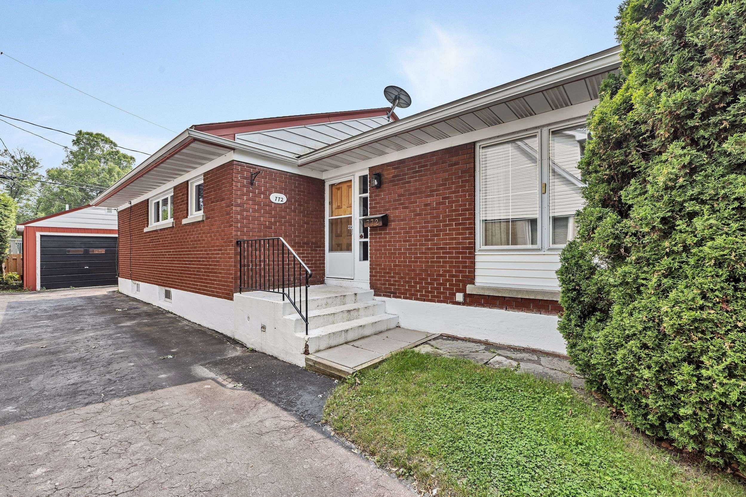 Elmvale Acres And Area, ON K1G 1S3,772 Wingate DR