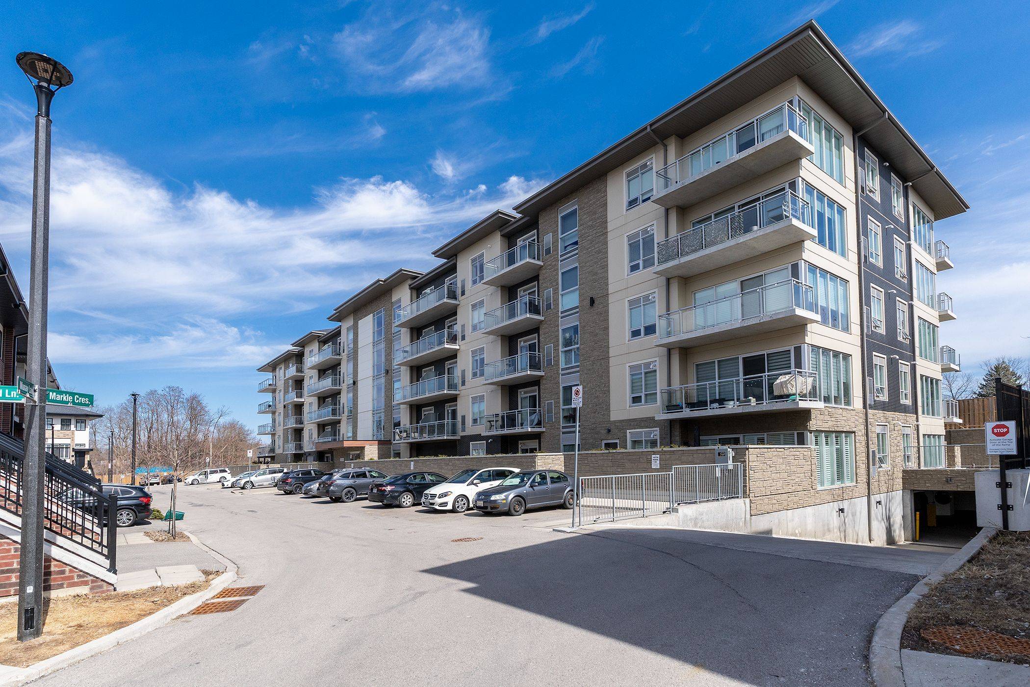 16 Markle CRES #211, Hamilton, ON L9G 0H4