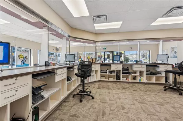 Kitchener, ON N2G 1E1,648 King ST W