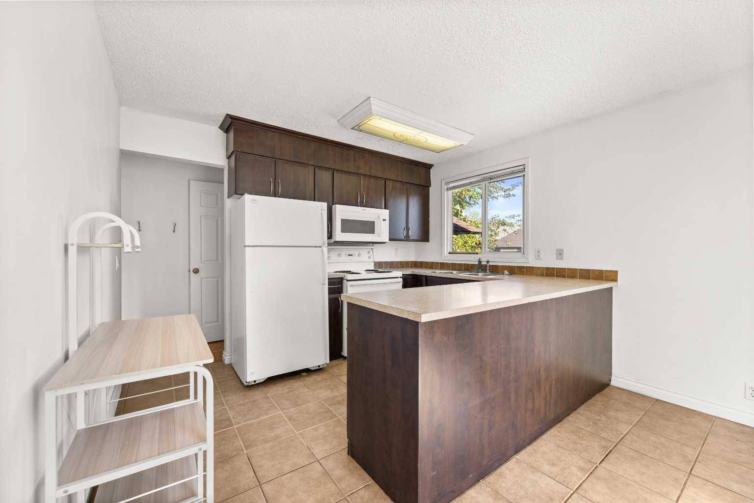 Calgary, AB T2A 5Y8,556 Aboyne CRES NE
