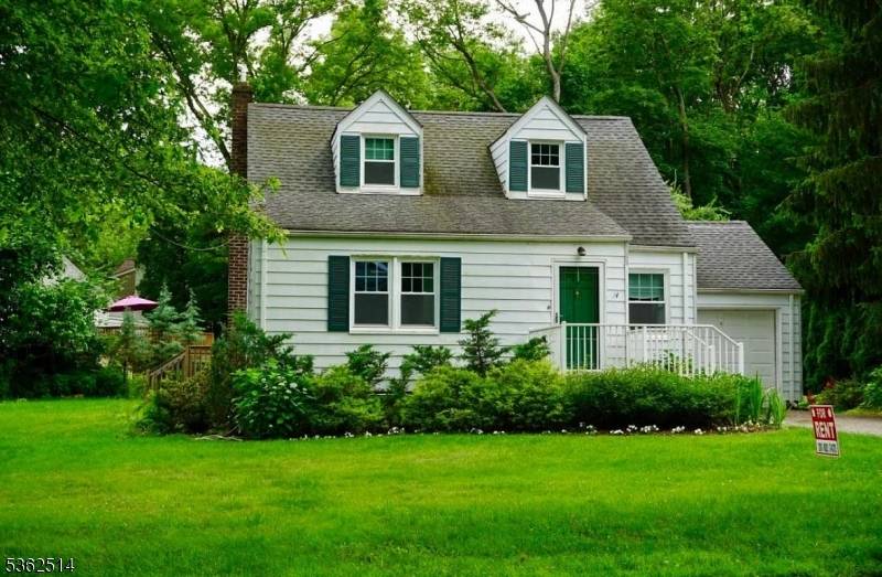 14 Center Dr, Mountain Lakes Boro, NJ 07046