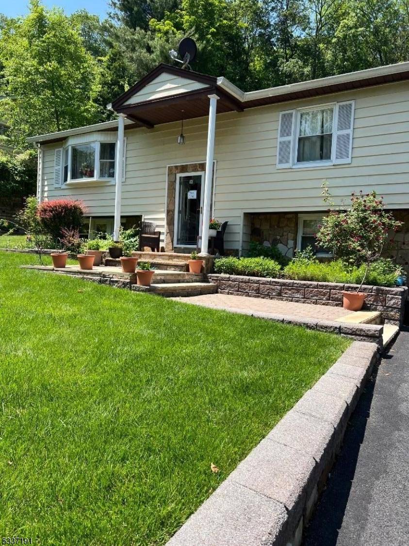 18 Up High Crest Rd, West Milford Twp., NJ 07480