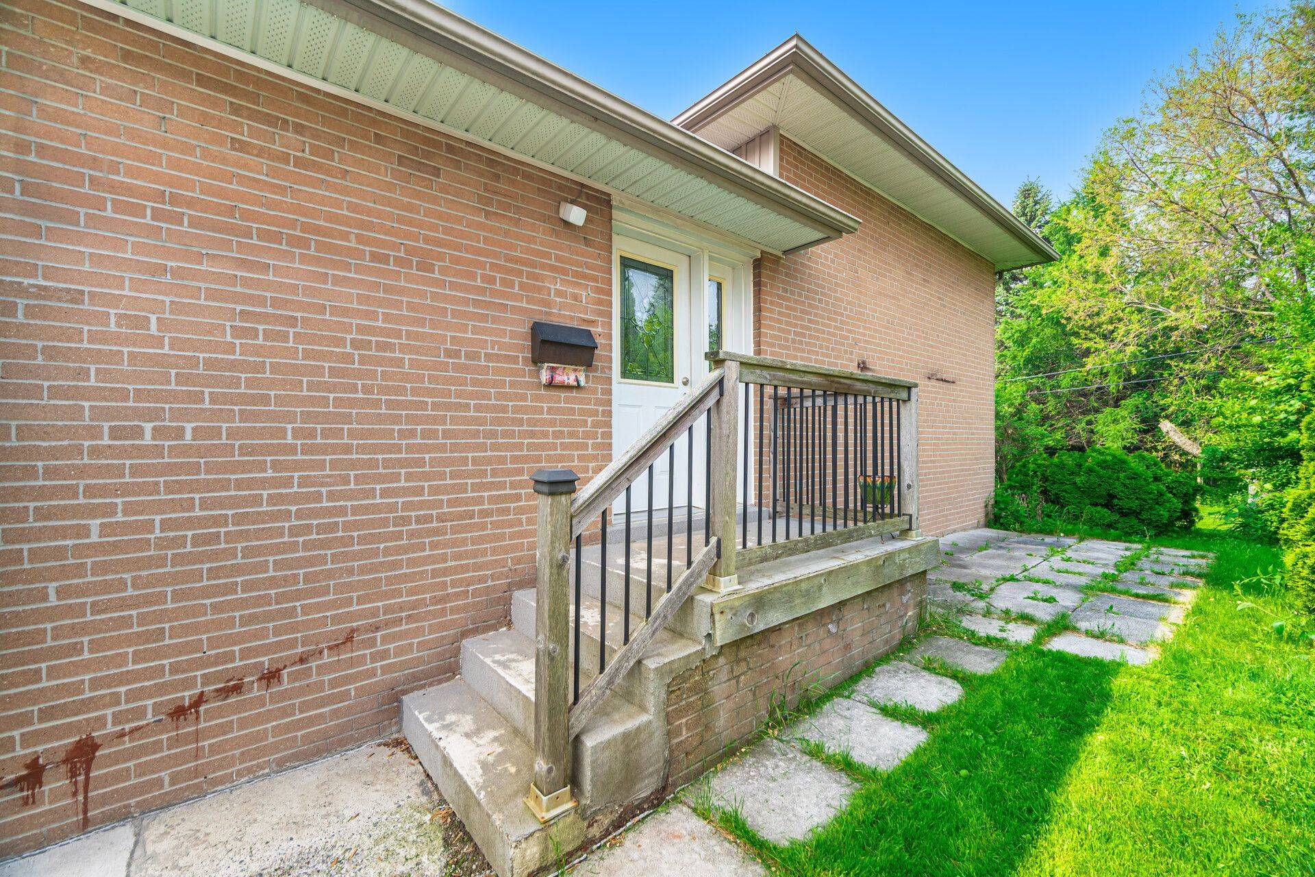 Toronto E09, ON M1P 4B8,4 Bromton DR #2