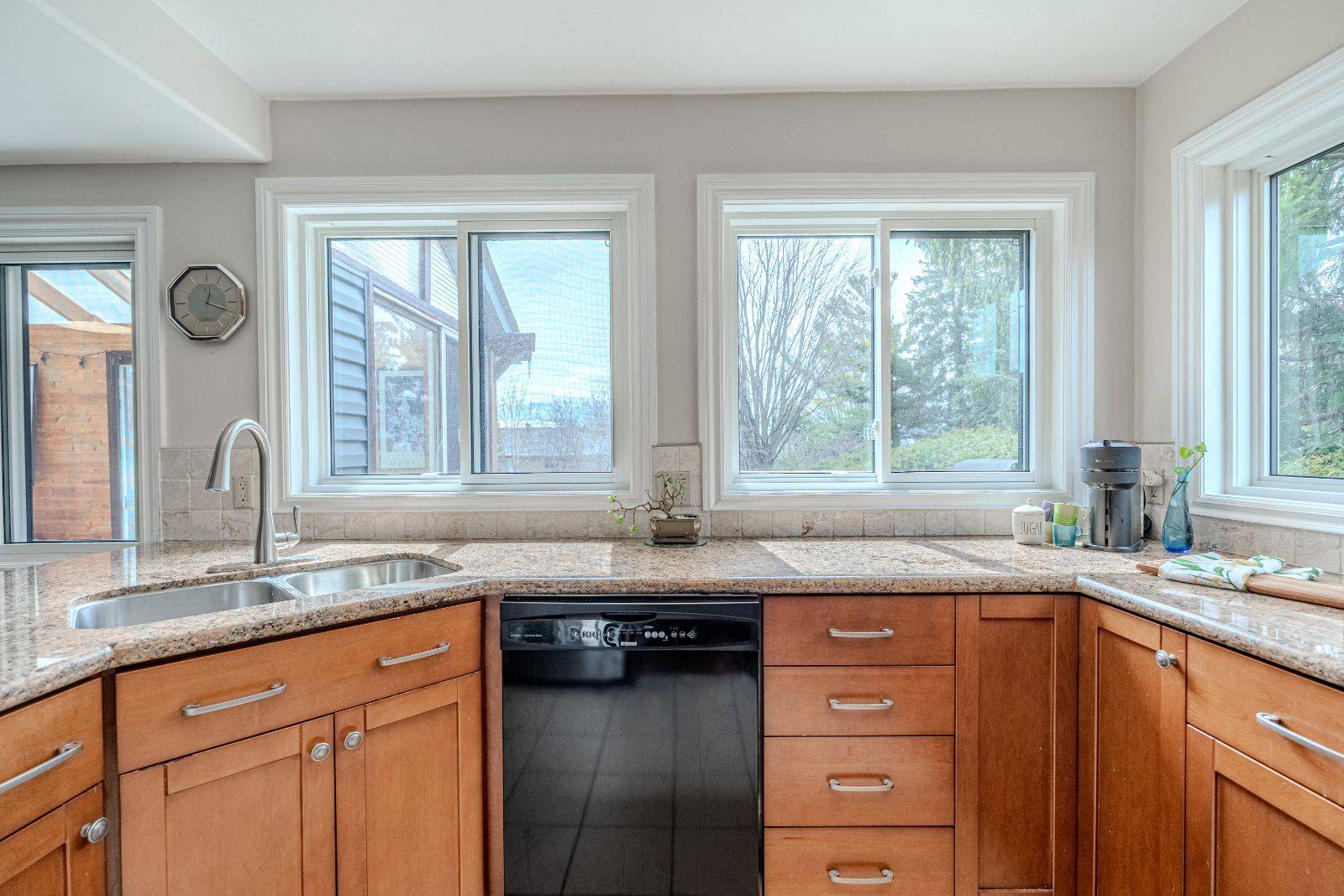 Whitby, ON L1N 2G6,105 Broadview AVE