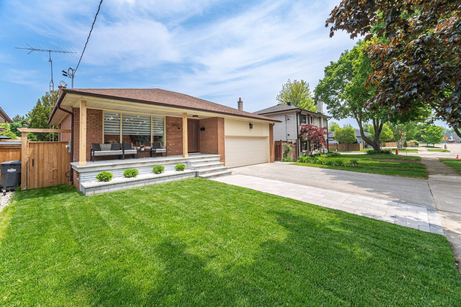Mississauga, ON L4X 1G3,2053 Proverbs DR