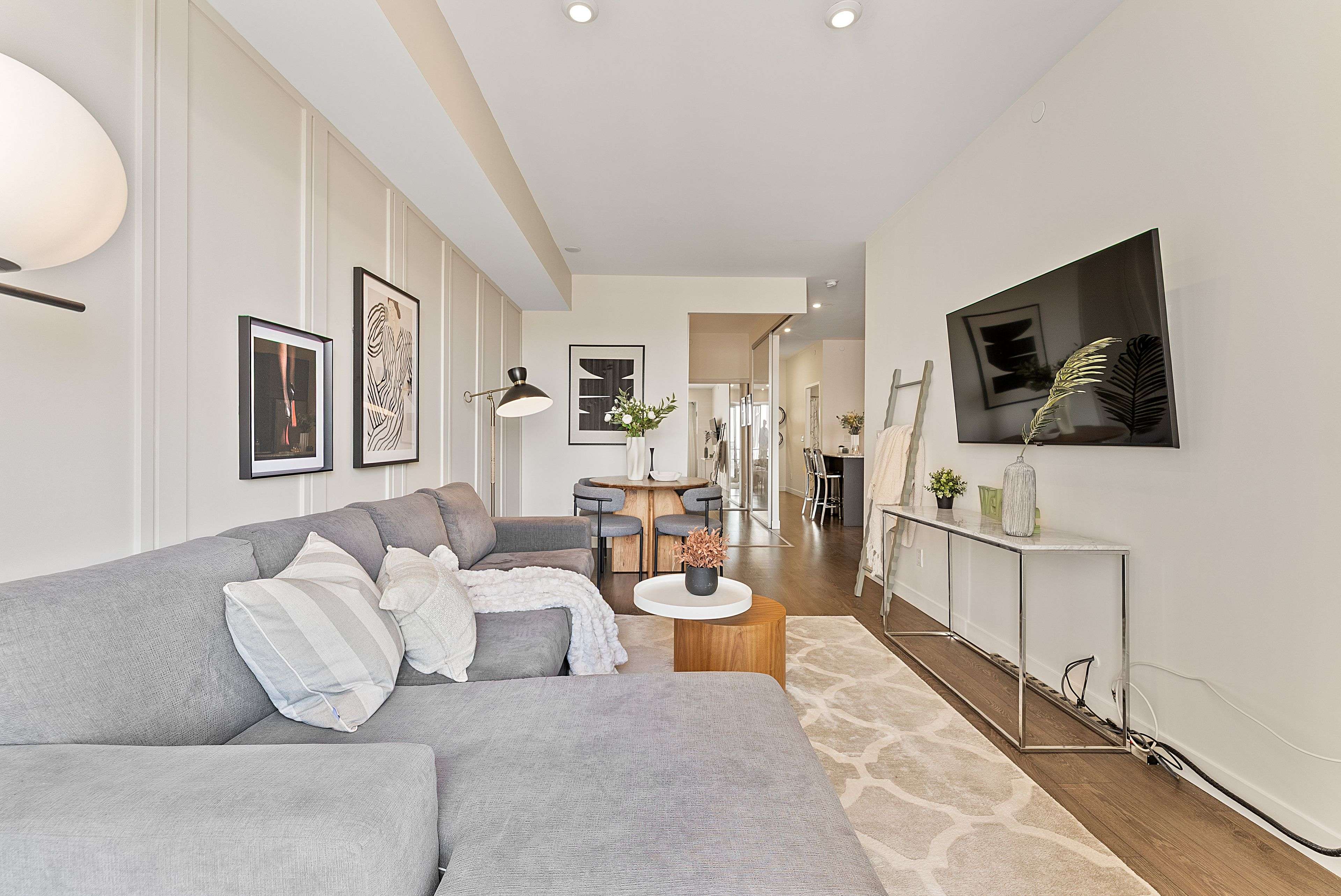 Toronto E02, ON M4C 1J8,2055 Danforth AVE #301