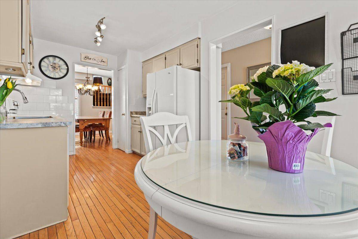 Burlington, ON L7M 3H2,2257 Silverbirch CT