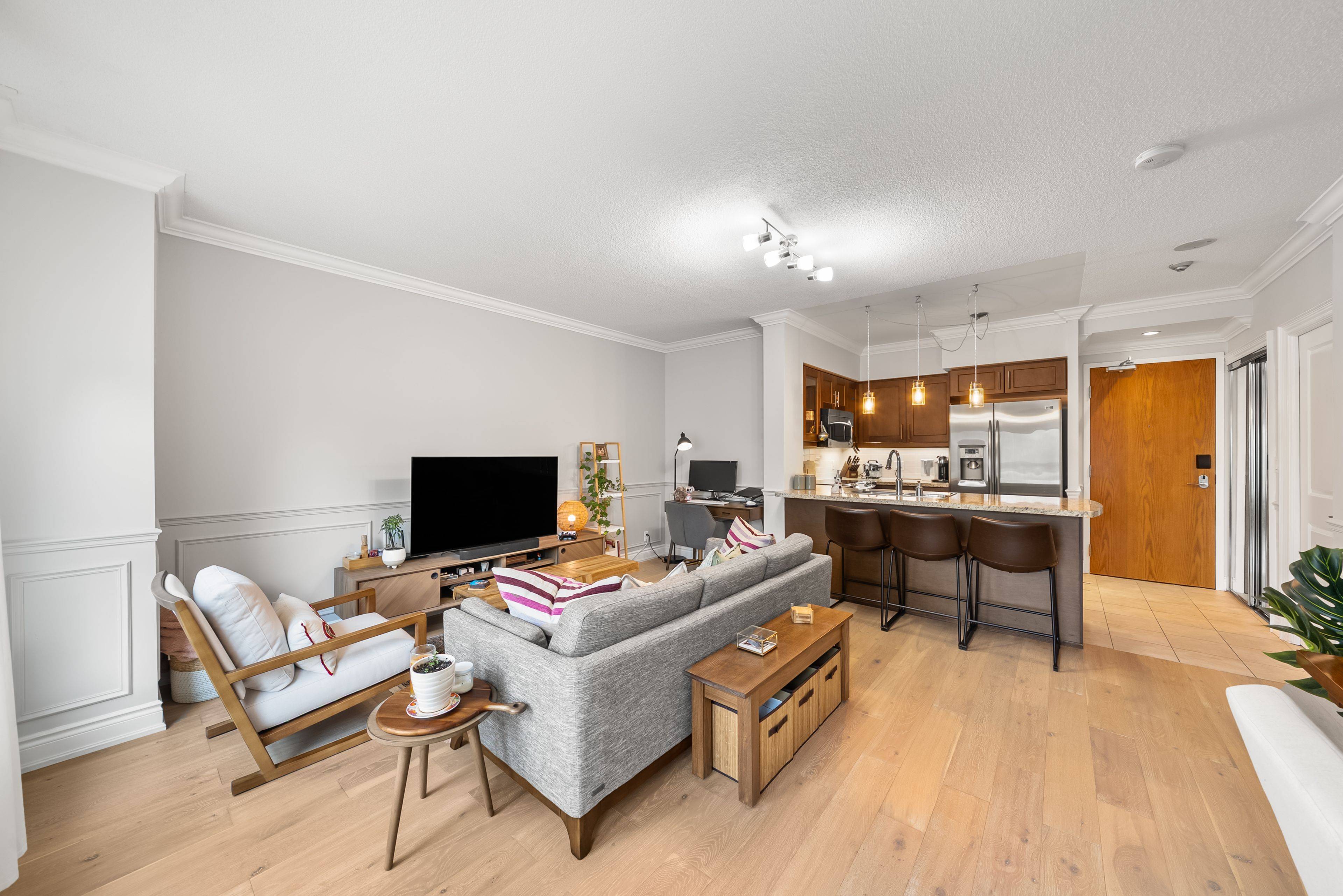 Toronto W01, ON M6S 1A4,1900 Lakeshore BLVD W #202