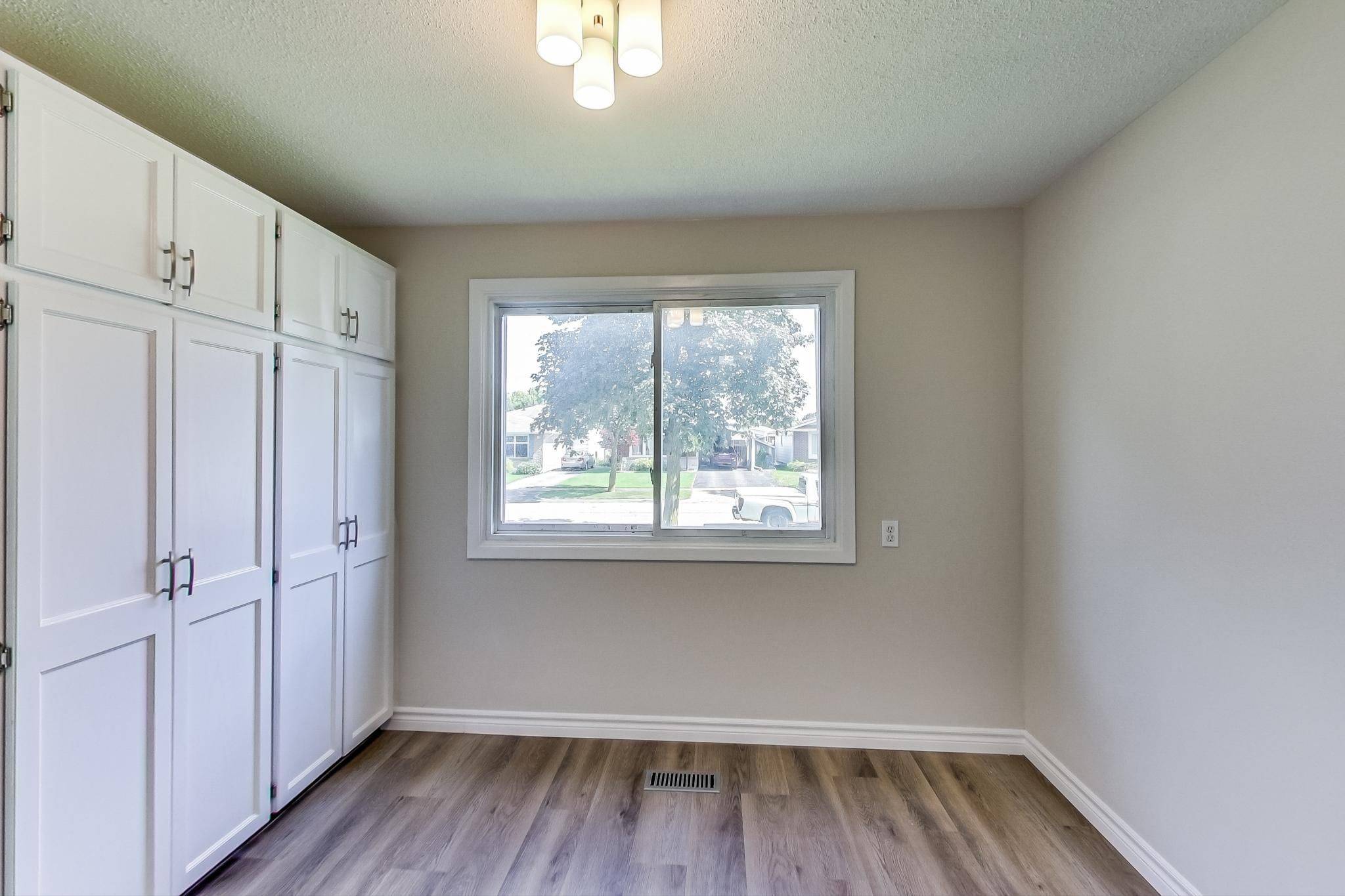 Kitchener, ON N2E 1B3,22 Lucerne DR
