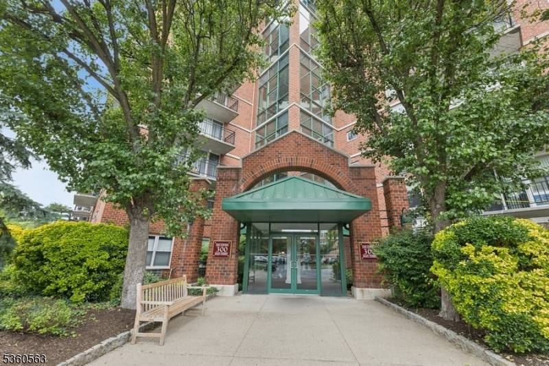 300 Main St, Unit 812 #812, Little Falls Twp., NJ 07424