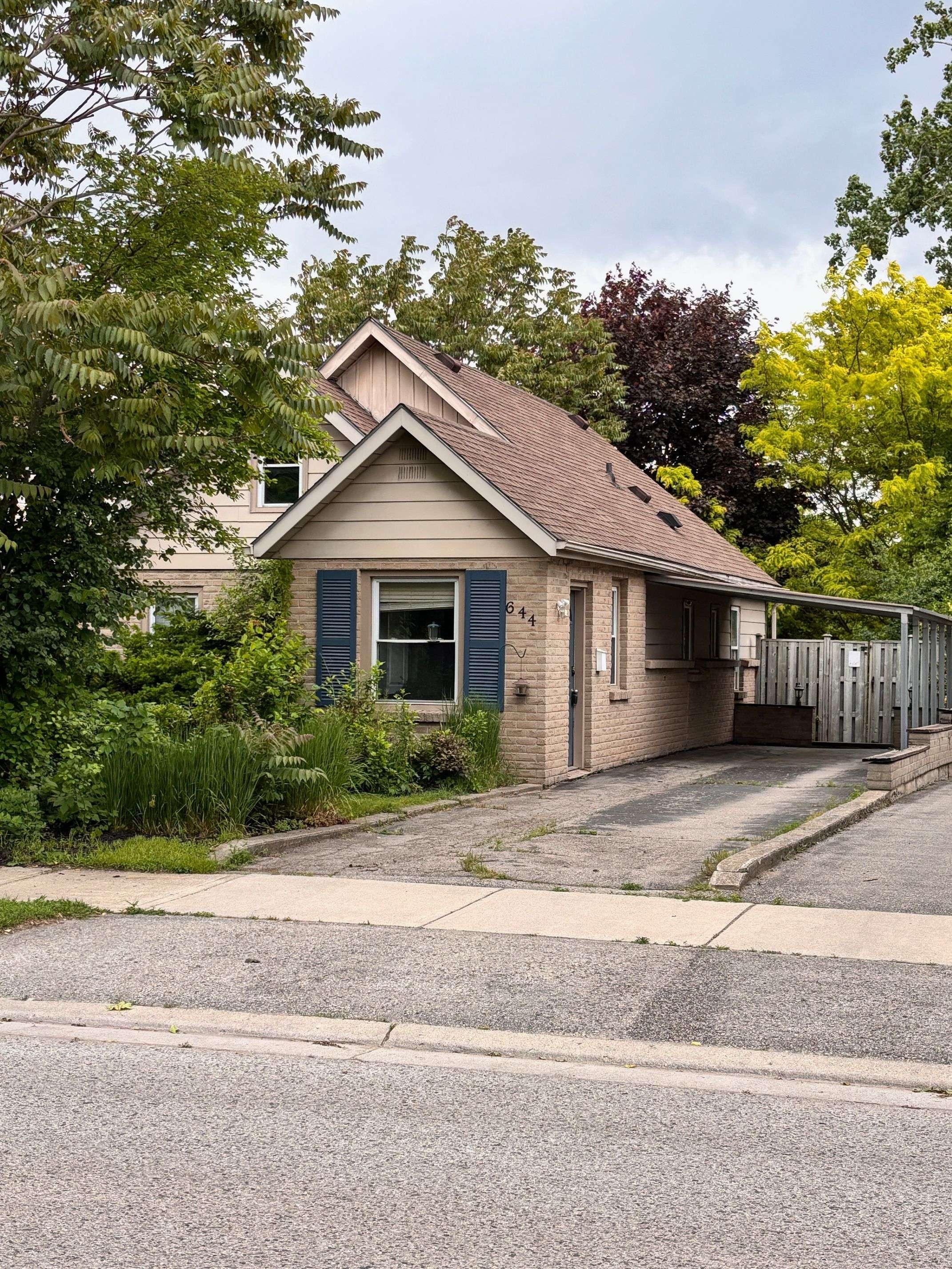 London East, ON N5Y 3T4,644 Grosvenor ST