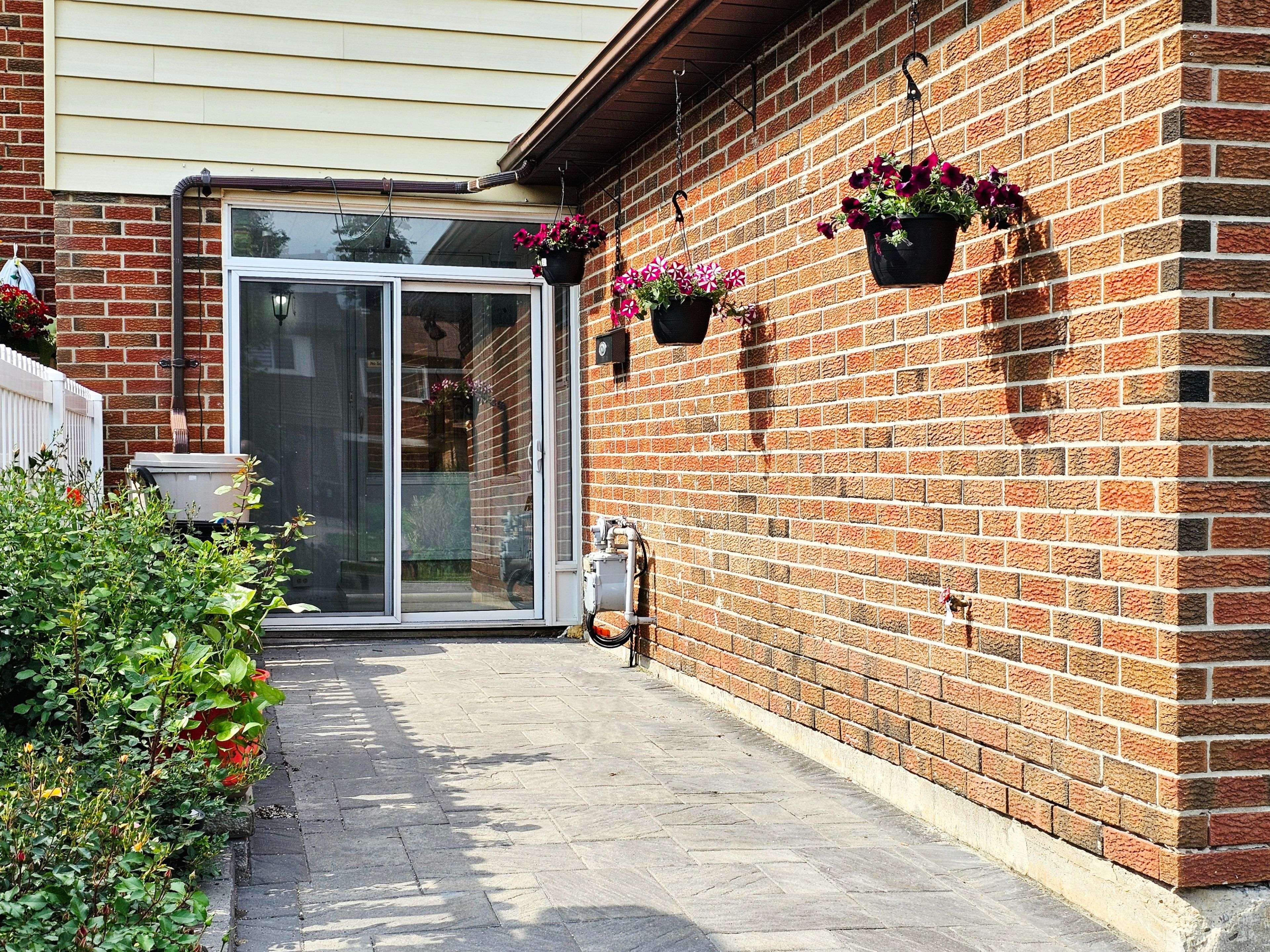 24 Bradstone SQ, Toronto E11, ON M1B 1W2