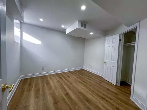 Mississauga, ON L5N 6E1,6509 Warbler LN