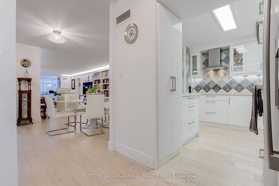 Toronto C09, ON M4W 3M4,278 Bloor ST E #805